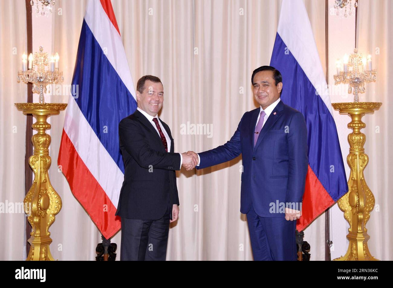 (150408) -- BANGKOK, le 8 avril 2015 -- le Premier ministre thaïlandais Prayut Chan-o-cha (à droite) serre la main de son homologue russe Dmitri Medvedev lors d'une cérémonie de bienvenue à Government House à Bangkok, Thaïlande, le 8 avril 2015. Dmitri Medvedev effectue une visite officielle de deux jours en Thaïlande. (lrz) THAÏLANDE-BANGKOK-RUSSIE-PM-VISIT GovernmentxHousexofxThailand PUBLICATIONxNOTxINxCHN Bangkok avril 8 2015 le Premier ministre thaïlandais Chan O Cha r serre la main de sa partie russe Dmitri Medvedev lors d'une cérémonie de bienvenue À la Maison du gouvernement à Bangkok pays thaïlandais avril 8 2015 Dmitri Medvedev paie Banque D'Images