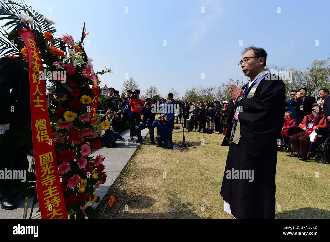 (150408) -- TAI ERZHUANG, 8 avril 2015 -- le moine japonais Ohigashi pleure les martyrs de la bataille de Tai erzhuang lors d'une cérémonie pour célébrer le 77e anniversaire de la victoire de la bataille à Tai erzhuang, dans la province du Shandong, dans l'est de la Chine, le 8 avril 2015. Ohigashi a fait don de plusieurs éléments de preuve comme preuve de l'invasion japonaise à la Chine pendant la période de la bataille de Tai erzhuang. La bataille de Tai erzhuang, une bataille de la guerre anti-japonaise (1937-1845) en 1938 entre les armées chinoise et japonaise, a été la première victoire chinoise majeure de la guerre. Il humiliait l'armée japonaise et son reputat Banque D'Images