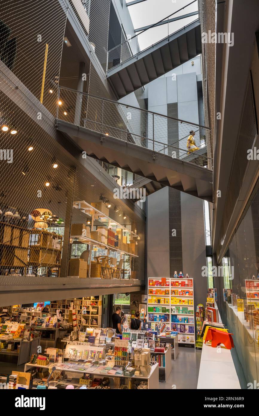 France, Hérault, Montpellier, quartier Port Marianne, le RBC Design Center conçu par l’architecte Jean nouvel, salle d’exposition de mobilier contemporain, incluant une librairie, une boutique d’objets et un restaurant-brasserie Banque D'Images