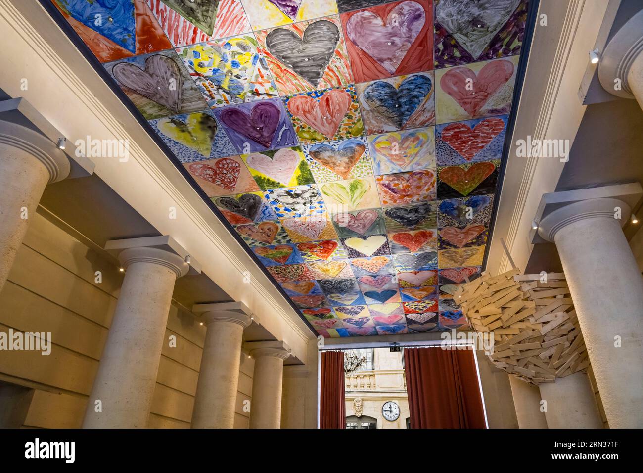 France, Hérault, Montpellier, centre historique appelé l'Ecusson, Hôtel Richer de Belleval, font danser le plafond (2019) carreaux de grès et d'émail de l'artiste Jim Dine et cabanes d'arbres à Montpellier sculpture de l'artiste Tadashi KAWAMATA pour la Fondation d'entreprise GGL dans le hall d'entrée Banque D'Images