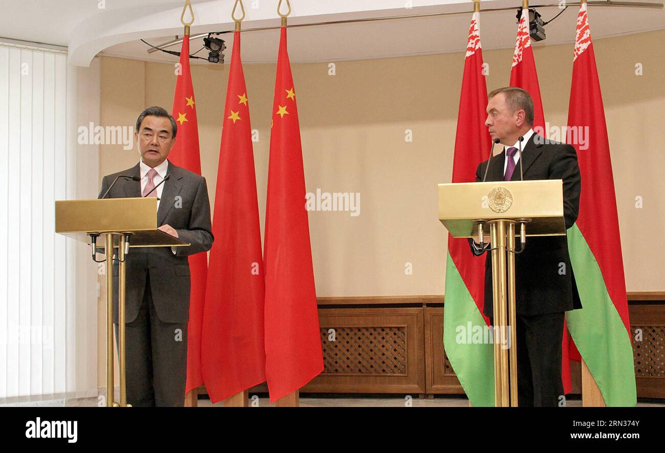 (150408) -- MINSK, le 8 avril 2015 -- le ministre chinois des Affaires étrangères Wang Yi (à gauche) assiste à une conférence de presse avec son homologue biélorusse Vladimir Makei à Minsk, en Biélorussie, le 8 avril 2015. La Chine et la Biélorussie travailleront ensemble et accéléreront la coopération bilatérale pratique, a déclaré mercredi le ministre chinois des Affaires étrangères Wang Yi. ) BIÉLORUSSIE-MINSK-CHINE-WANG YI-PRESS CONFERENCE chenxjunfeng PUBLICATIONxNOTxINxCHN Minsk avril 8 2015 les ministres chinois des Affaires étrangères Wang Yi l assiste à une conférence de presse avec sa part Vladimir Makei à Minsk Biélorussie LE 8 2015 avril la Chine et la Biélorussie travailleront ensemble et Banque D'Images