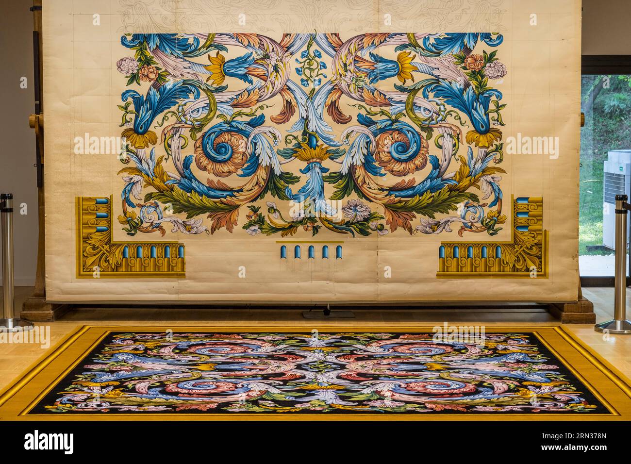 France, Herault, Lodève, Manufacture de la Savonnerie (Savonnerie manufactory) unique annex of the National Carpet Factory of the Savonnerie des Gobelins in Paris, Carpet in the classic style Louis XIV after a model by Charles Lebrun, Mobilier National collections Banque D'Images