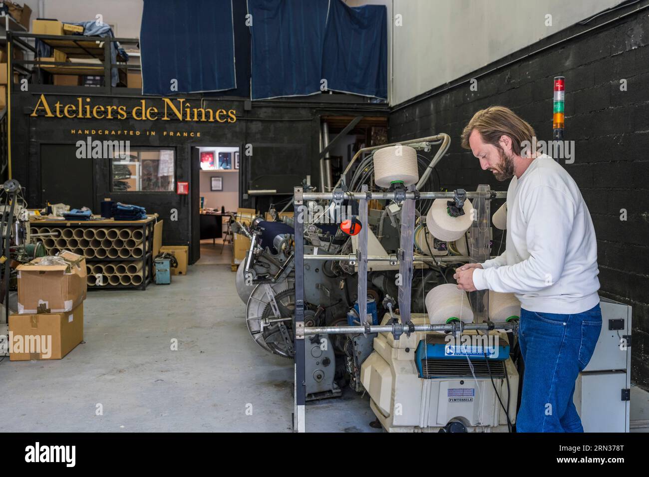 France, Gard, Nîmes, Guillaume Sagot, fondateur de l’atelier de Nîmes qui a relancé la fabrication de tissus denim traditionnels Banque D'Images