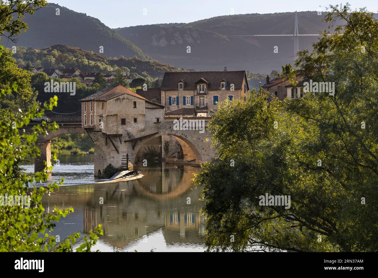 France, Aveyron, Millau, le Pont Vieux (vieux pont) traversait le Tarn, le vieux moulin sur son second pieu Banque D'Images