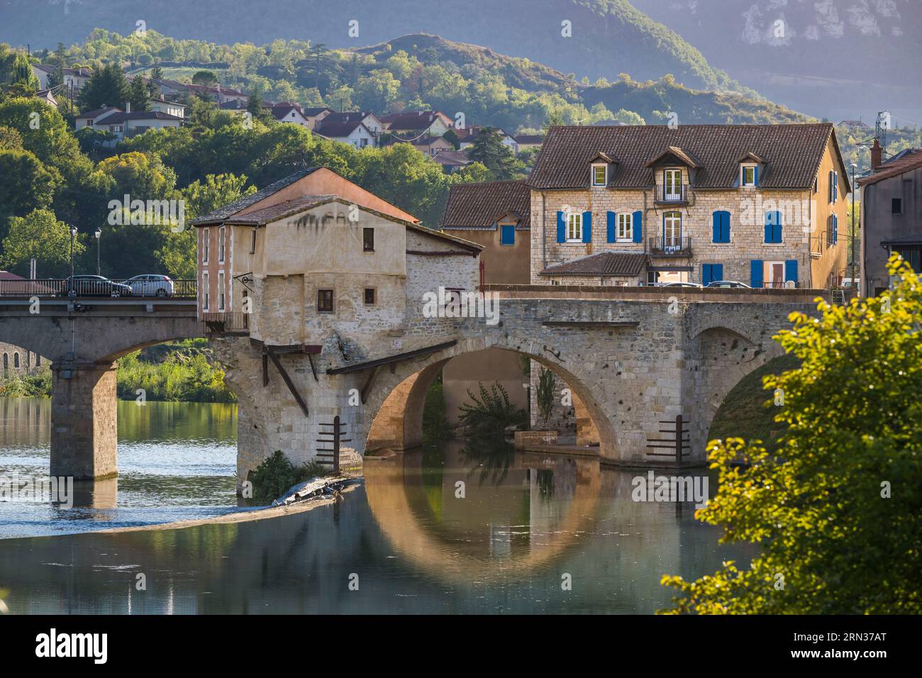 France, Aveyron, Millau, le Pont Vieux (vieux pont) traversait le Tarn, le vieux moulin sur son second pieu Banque D'Images