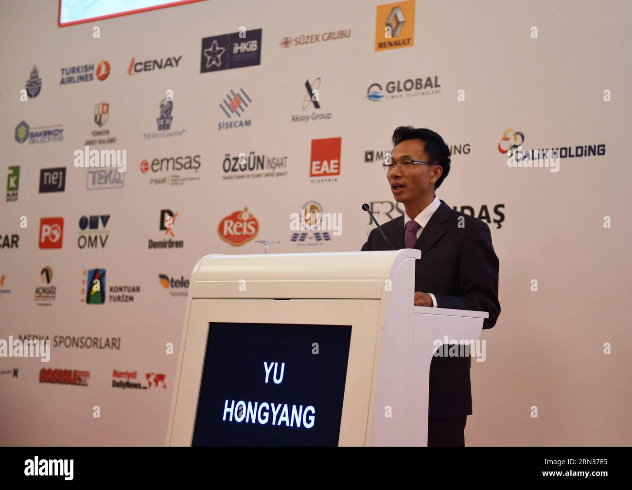 ISTANBUL, 8,2015 avril -- l'ambassadeur de Chine en Turquie, Yu Hongyang, prononce un discours au forum de la route de la soie du 18e Sommet de l'économie eurasienne à Istanbul, Turquie, le 8 avril 2015. L'initiative de la route de la soie a été présentée comme le nouveau modèle de coopération pour le 21e siècle lors du Sommet de l'économie eurasienne à Istanbul mercredi. ) TURQUIE-ISTANBUL-SOMMET DE L'ÉCONOMIE EURASIENNE HexCanling PUBLICATIONxNOTxINxCHN Istanbul avril 8 2015 l'Ambassadeur de Chine en Turquie Yu Hong Yang prononce un discours AU Forum de la route de la soie du 18e Sommet de l'économie EURASIENNE à Istanbul Turquie avril 8 2015 l'Initiative de la route de la soie a Banque D'Images