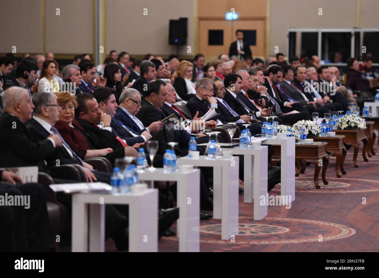 ISTANBUL, avril 8,2015 -- les délégués assistent à la cérémonie d'ouverture du 18e Sommet de l'économie eurasienne à Istanbul, Turquie, le 8 avril 2015. L'initiative de la route de la soie a été présentée comme le nouveau modèle de coopération pour le 21e siècle lors du Sommet de l'économie eurasienne à Istanbul mercredi. ) SOMMET TURQUIE-ISTANBUL-ÉCONOMIE EURASIENNE HexCanling PUBLICATIONxNOTxINxCHN Istanbul avril 8 2015 les délégués assistent à la cérémonie d'ouverture du 18e Sommet de l'économie EURASIENNE à Istanbul Turquie avril 8 2015 l'Initiative de la route de la soie a été présentée comme le nouveau modèle de coopération pour le 21e siècle À L'ère Banque D'Images