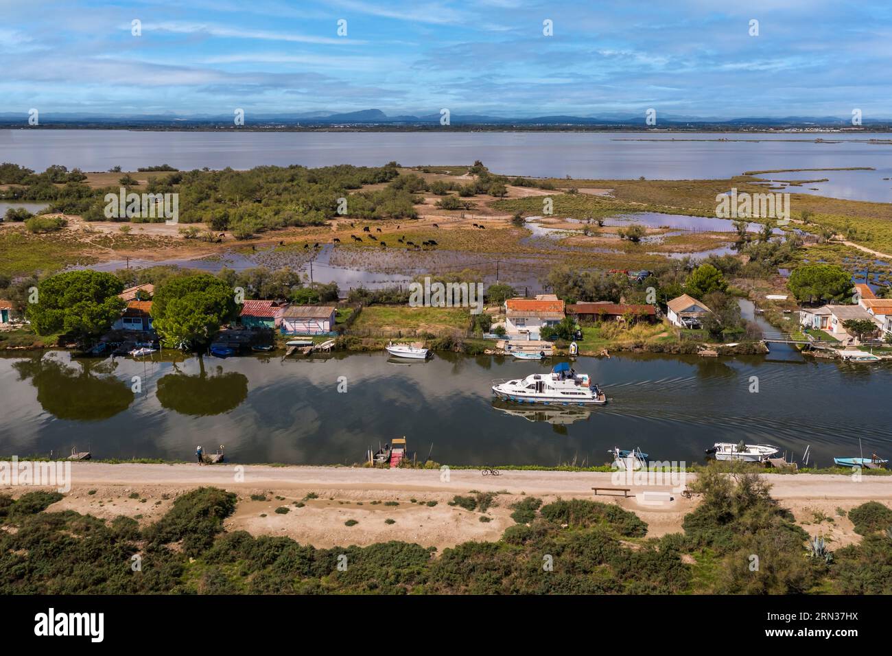 France, Hérault, la Grande-Motte, un lieu dit les Cabanes du Roc, anciennes cabanes de pêcheurs le long du canal du Rhône à Sète, l'étang de l'Or en arrière-plan (vue aérienne) Banque D'Images