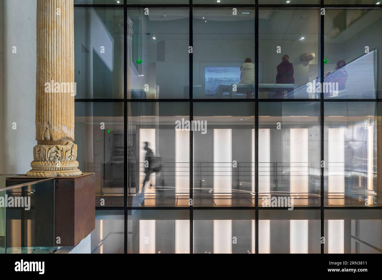 France, Gard, Nîmes, Musée de la Romanite par l'architecte Elizabeth de Portzamparc, passage sous le musée où vous pouvez voir deux des quatre colonnes qui se dressaient aux coins du nymphée de l'Augusteum Banque D'Images