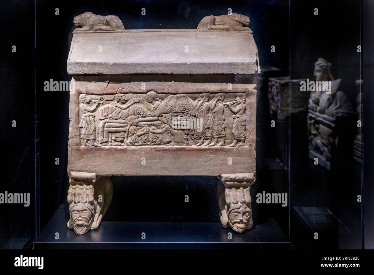 France, Gard, Nîmes, Musée de la Romanite, urne cinéraire étrusque achaïque en pierre (fin 6e siècle av. J.-C.)(exposition temporaire) Banque D'Images