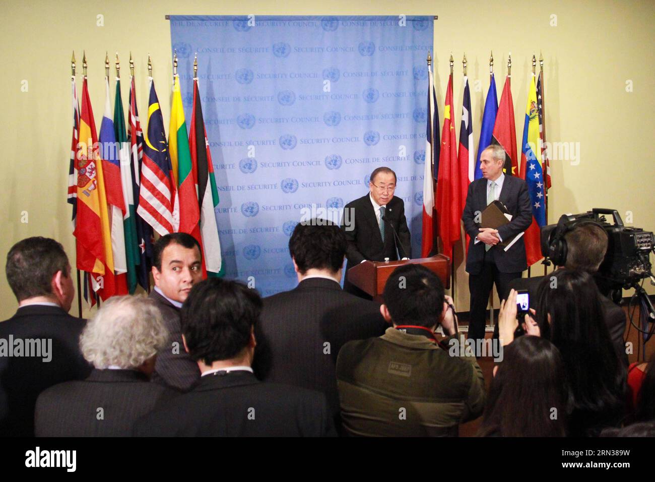 (150409) -- NEW YORK, 9 avril 2015 -- le Secrétaire général des Nations Unies Ban Ki-moon s'adresse aux médias au siège des Nations Unies à New York le 9 avril 2015. Alors que la violence continue de sévir en Syrie et au Yémen, le Secrétaire général des Nations Unies Ban Ki-moon a exhorté jeudi les dirigeants religieux et les éducateurs à prêcher à leurs fidèles le sens correct de la tolérance ; le sens correct de la culture et de la tradition, dans le respect mutuel. Un-NEW YORK-YEMEN-SYRIA-BAN KI-MOON NiuxXiaolei PUBLICATIONxNOTxINxCHN New York avril 9 2015 le Secrétaire général de l'ONU Ban KI Moon s'adresse aux médias AU siège de l'ONU à New York SUR Apri Banque D'Images