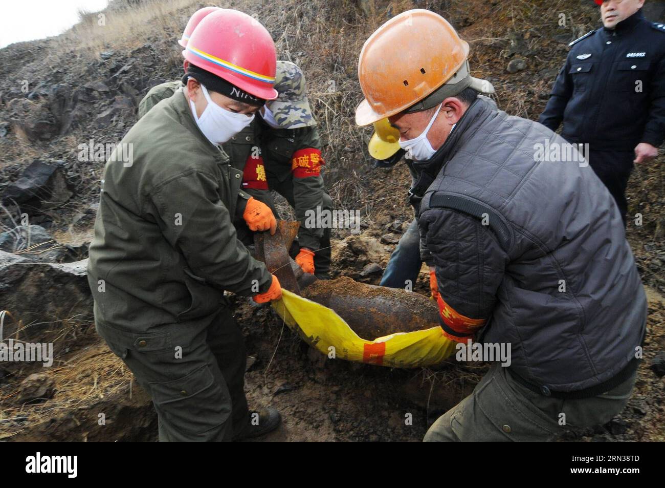 (150410) -- MUDANJIANG, 10 avril 2015 -- des membres du personnel se préparent à détruire des armes japonaises dans la ville de Mudanjiang, dans la province du Heilongjiang, au nord-est de la Chine, le 10 avril 2015. Au total, 475 armes non chimiques laissées par les troupes d'invasion japonaises ont été détruites vendredi dans le village de Henan, dans le canton de Hainan, dans le district de Xi an de Mudanjiang. (Wyo) REFILE CHINA-MUDANJIANG-JAPANESE WEAPONS-DESTRUCTION (CN) ZhangxChunxiang PUBLICATIONxNOTxINxCHN Mudanjiang avril 10 2015 des membres du personnel se préparent à détruire des armes japonaises dans la ville de Mudanjiang Nord-est de la Chine S province de Heilongjiang avril 10 2015 un total o Banque D'Images