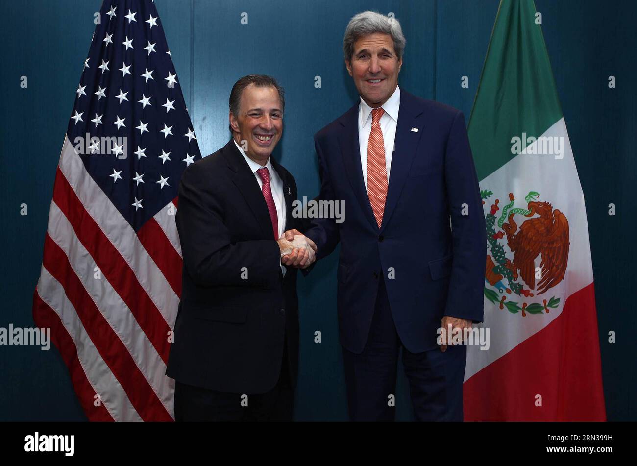 (150410) -- PANAMA, le 10 avril 2015 -- le secrétaire aux Affaires étrangères du Mexique, Jose Antonio Meade (à gauche), serre la main du secrétaire d'État américain, John Kerry, à Panama City, capitale du Panama, le 10 avril 2015. Le 7e Sommet des Amériques se tiendra ici du 10 au 11 avril. ) (vf) PANAMA-PANAMA CITY-MEXICO-US-POLITICS-SUMMIT NOTIMEX PUBLICATIONxNOTxINxCHN Panama City avril 10 2015 Mexico S Ministre des Affaires étrangères Jose Antonio Meade l serre la main du Secrétaire d'État américain John Kerry à Panama City capitale du Panama LE 10 2015 avril, le 7e Sommet des Amériques sera le héros d'ici Banque D'Images