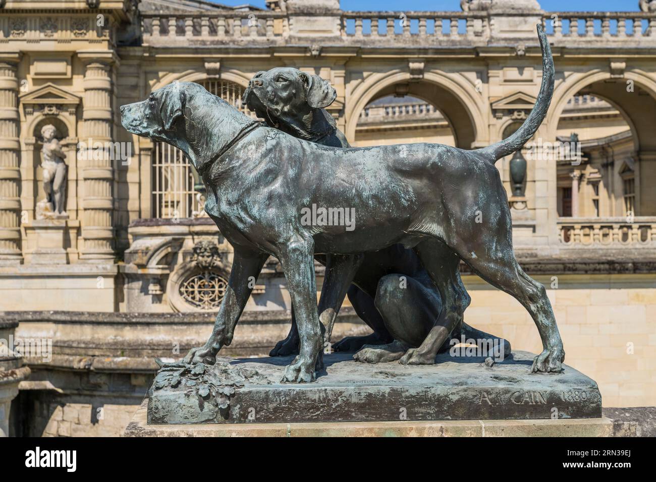 France, Oise, Chantilly, le château de Chantilly et le musée Condé, terrasse du Constable, statue de chien de chasse par le sculpteur Auguste Cain Banque D'Images