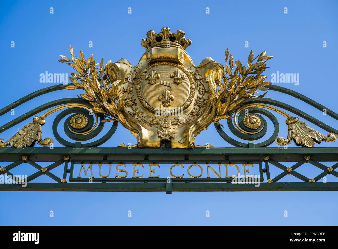France, Oise, Chantilly, le château de Chantilly et le musée Condé, porte d'honneur aux emblèmes royaux (la fleur-de-lis) Banque D'Images