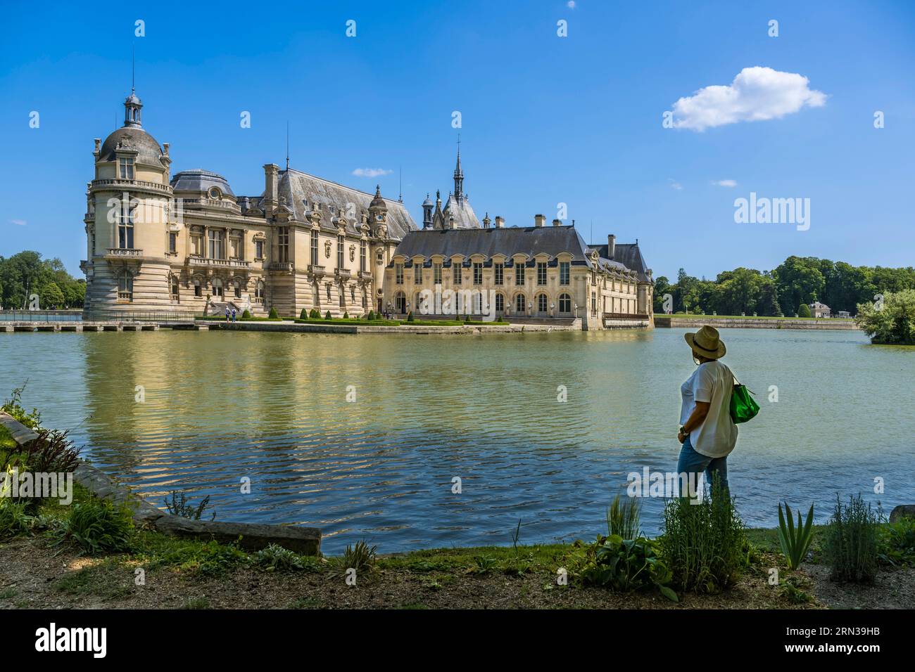 France, Oise, Chantilly, le château de Chantilly entouré de ses douves Banque D'Images