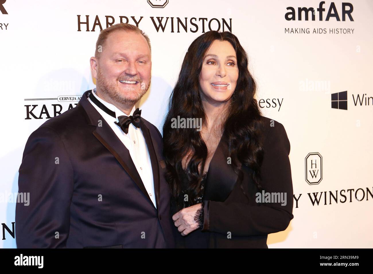 (150411) -- SAO PAULO, -- Kevin Robert Frost (à gauche), président de la Fondation pour la recherche sur le sida (amfAR), et le chanteur américain cher posent sur le tapis rouge de l'événement de l'amfAR, à Sao Paulo, Brésil, le 10 avril 2015. Rahel Patrasso) (zjy) BRÉSIL-SAO PAULO-AMFAR e RahelxPatrasso PUBLICATIONxNOTxINxCHN Sao Paulo Kevin Robert Frost l Président de la Fondation pour la recherche sur le sida amfAR et U S Singer cher poser dans le tapis rouge de l'événement de l'amfAR à Sao Paulo Brésil avril 10 2015 Rahel Brésil Sao Paulo amfAR e PUBLICATIONxNOTxINCHN Banque D'Images