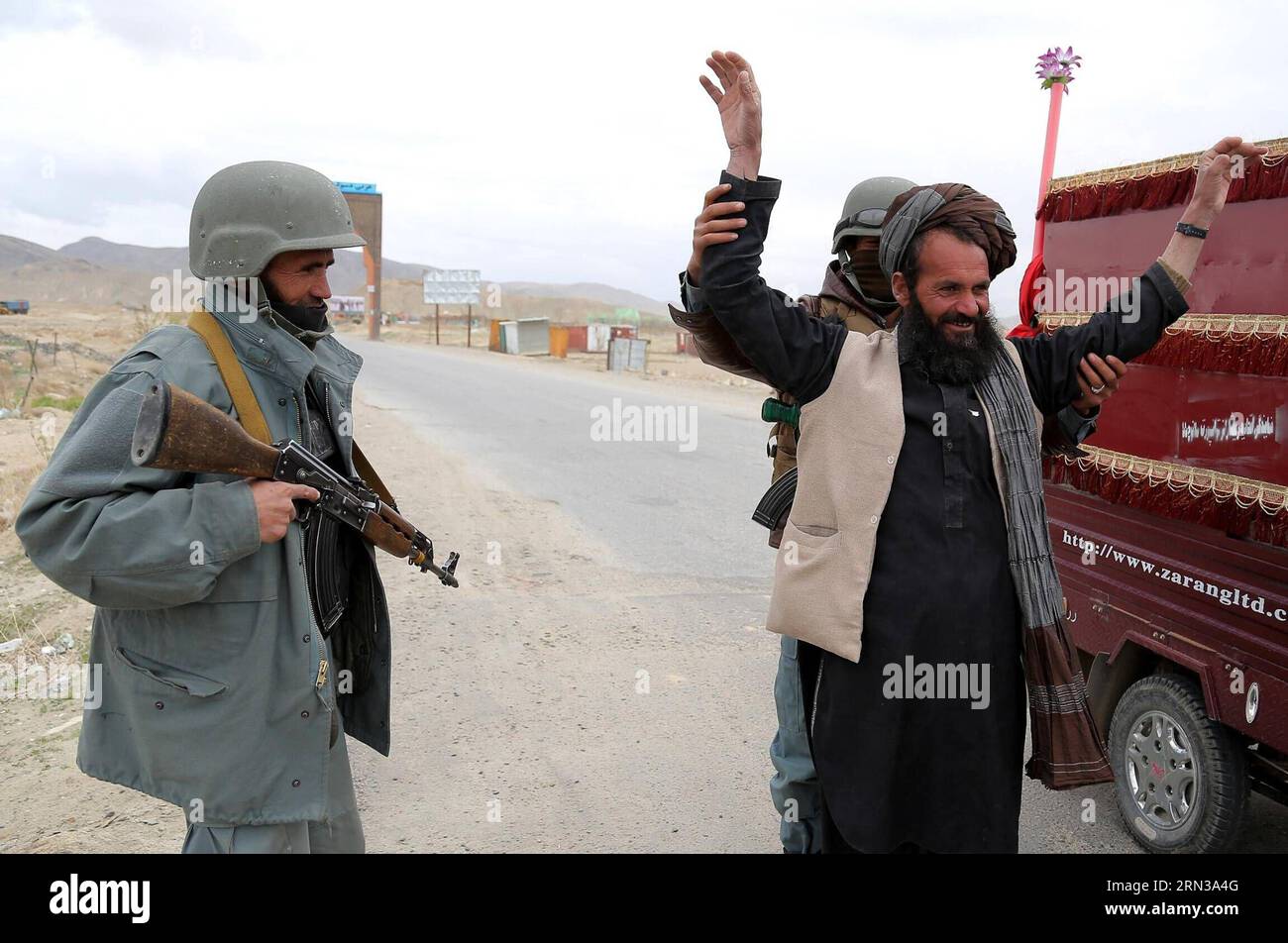 (150411) -- GHAZNI, le 11 avril 2015 -- un policier afghan fouille un passager à un poste de contrôle dans la province de Ghazni, Afghanistan, le 11 avril 2015. Une bombe placée en bordure de route a frappé un véhicule dans la province de Ghazni vendredi, tuant 12 civils à bord, a déclaré l'adjoint du chef de la police provinciale Mohammad Ali Ahmadi. (lrz) AFGHANISTAN-GHAZNI-SECURITY Rahmat PUBLICATIONxNOTxINxCHN Ghazni avril 11 2015 un policier afghan fouille un passager À un point de contrôle dans la province de Ghazni Afghanistan avril 11 2015 une bombe routière a frappé un véhicule dans la province de Ghazni vendredi tuant 12 civils à bord de Deputy to provincial po Banque D'Images