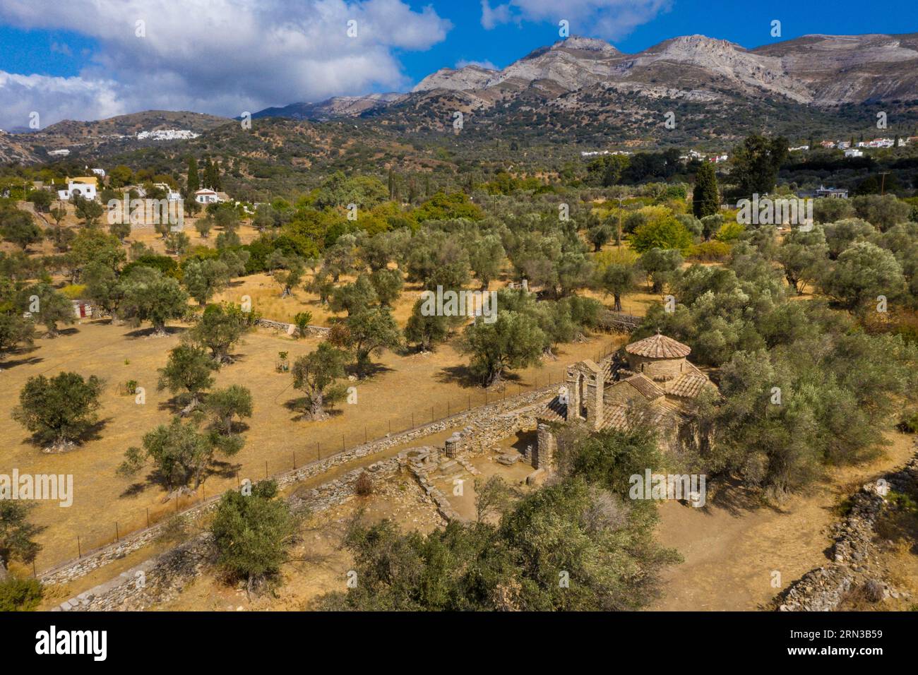 Grèce, Cyclades, île de Naxos, village de Halki, église byzantine de Panagia Damiotissa (vue aérienne) Banque D'Images