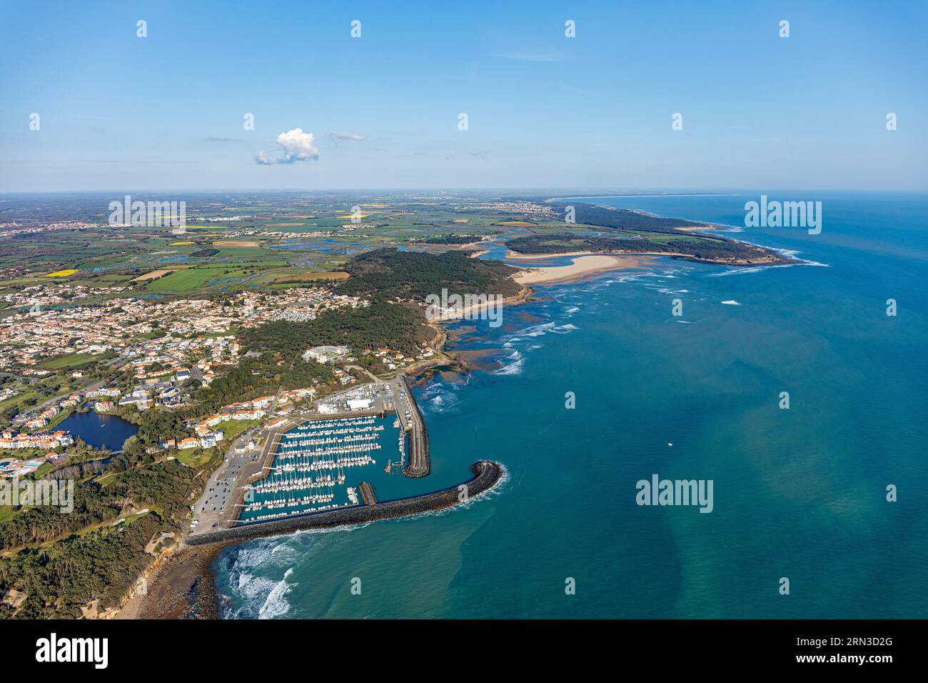 France, Vendée, Talmont St Hilaire, Port Bourgenay, le port de plaisance et la Pointe du Payre (vue aérienne) Banque D'Images