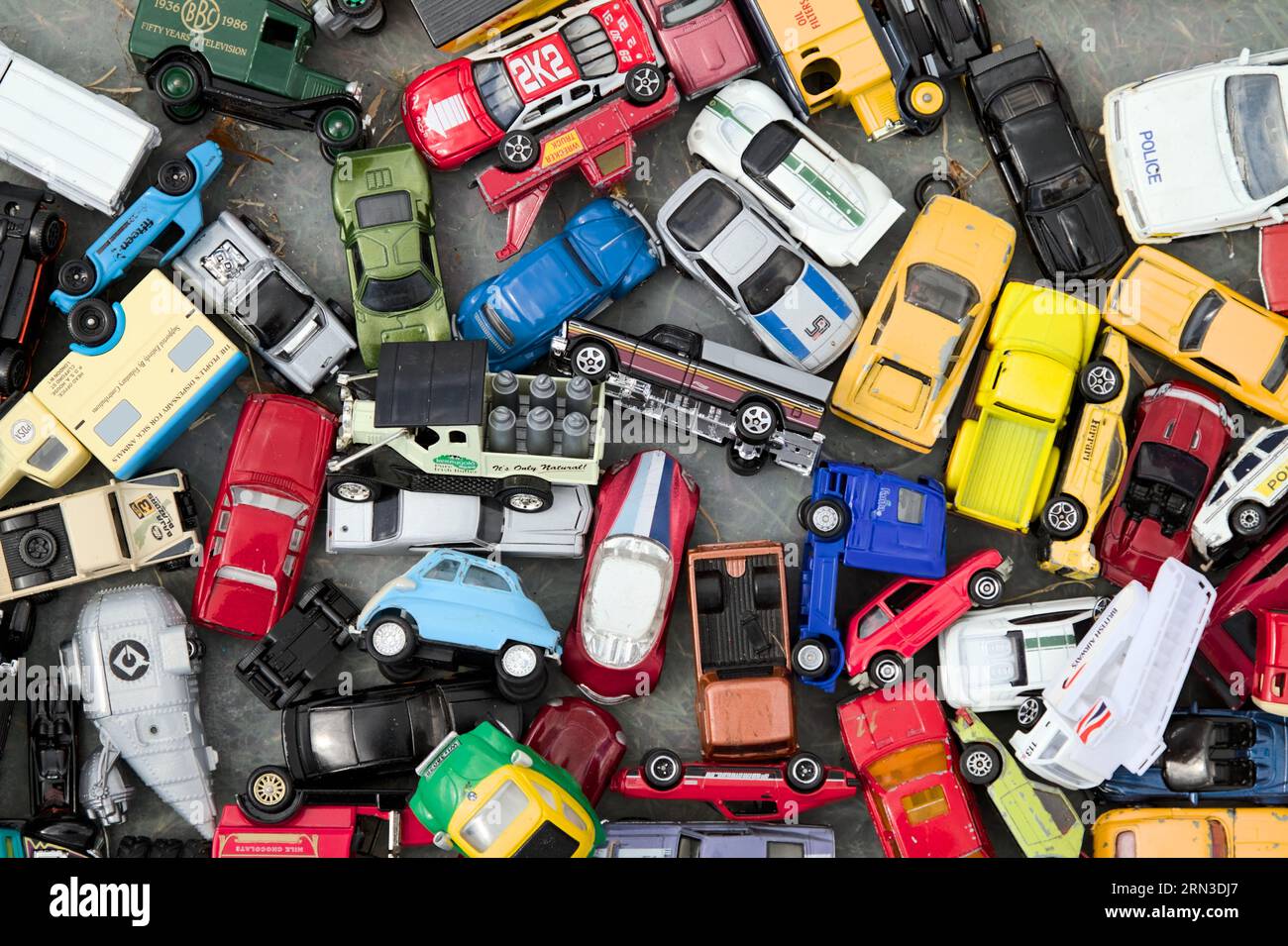 Regardez vers le bas sur Une collection de voitures jouets en plastique, métal, dinky, Corgi exposées sur le sol, Royaume-Uni Banque D'Images