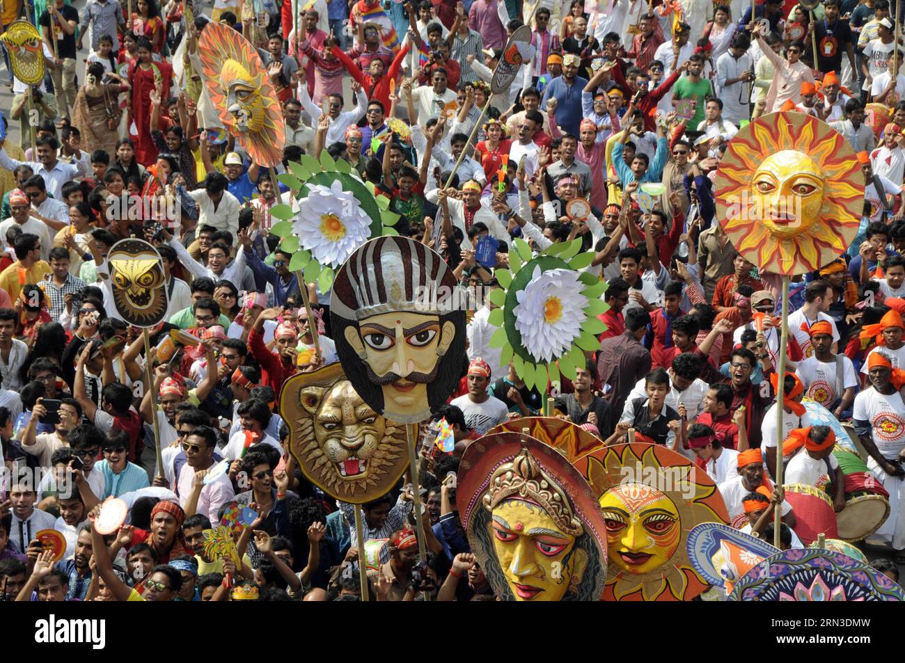 (150414) -- DHAKA, le 14 avril 2015 -- des Bangladais participent à un rassemblement pour célébrer le nouvel an bengali ou Pohela Boishakh à Dhaka, Bangladesh, le 14 avril 2015. Le peuple bangladais a célébré mardi le nouvel an bengali dans tout le pays. ) BANGLADESH-DHAKA-BENGALI NOUVEL AN SharifulxIslam PUBLICATIONxNOTxINxCHN Dhaka avril 14 2015 Bangladesh participer à un rassemblement pour célébrer le nouvel an bengali ou Boishakh à Dhaka Bangladesh avril 14 2015 des célébrités bangladaises ont célébré le nouvel an bengali à travers le pays mardi Bangladesh Dhaka nouvel an bengali PUBLICATIONxNOTxINxCHN Banque D'Images