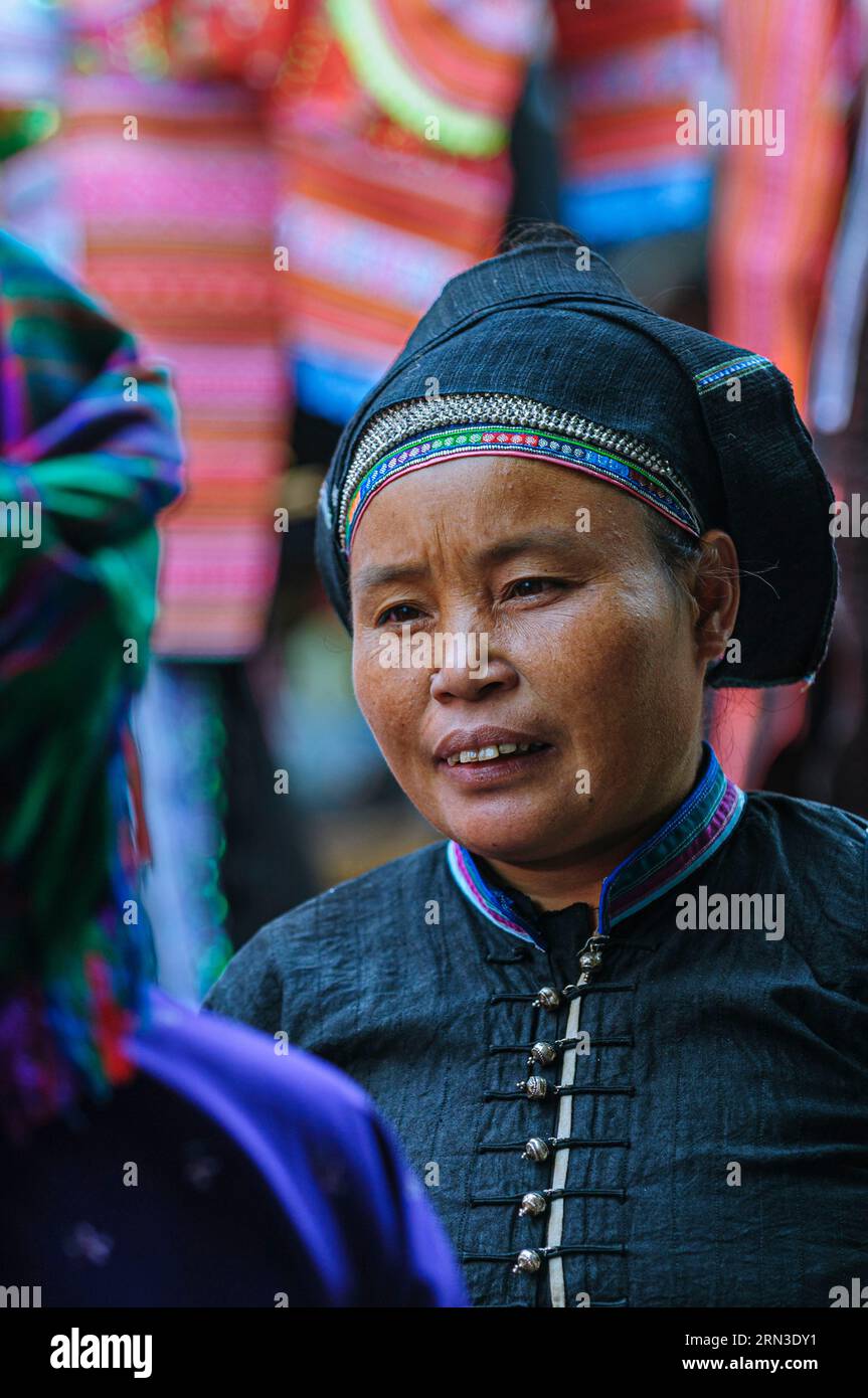 Vietnam, Sin Man, marché hebdomadaire pour les peuples tribaux, les gens tribaux gays testant l'alcool de riz Banque D'Images