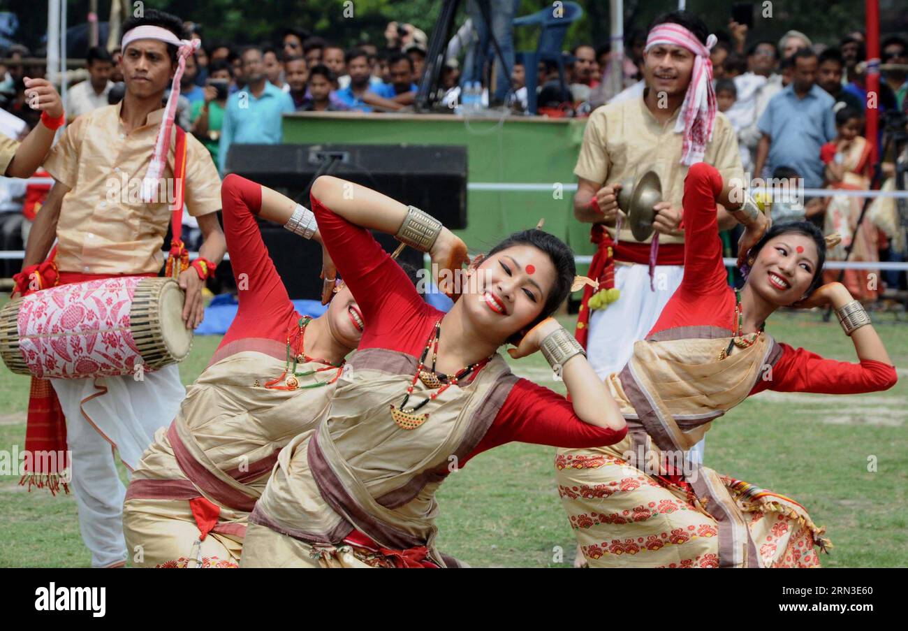 (150414) -- GUWAHATI, le 14 avril 2015 -- des danseurs interprètent la danse Bihu pendant le festival Baisakhi à Guwahati, capitale de l État d Assam, dans le nord-est de l Inde, le 14 avril 2015. Baisakhi, qui tombe habituellement à la mi-avril, est une fête de la récolte célébrée le premier jour du calendrier indien. INDE-GUWAHATI-BAISAKHI FESTIVAL Stringer PUBLICATIONxNOTxINxCHN Guwahati avril 14 2015 danseurs dansent pendant le Festival Baisakhi à Guwahati capitale de l'Inde S Nord-est de l'Assam avril 14 2015 Baisakhi qui tombe habituellement à la mi-avril EST un Festival de la récolte célébré LE premier jour de l'Inde ca Banque D'Images