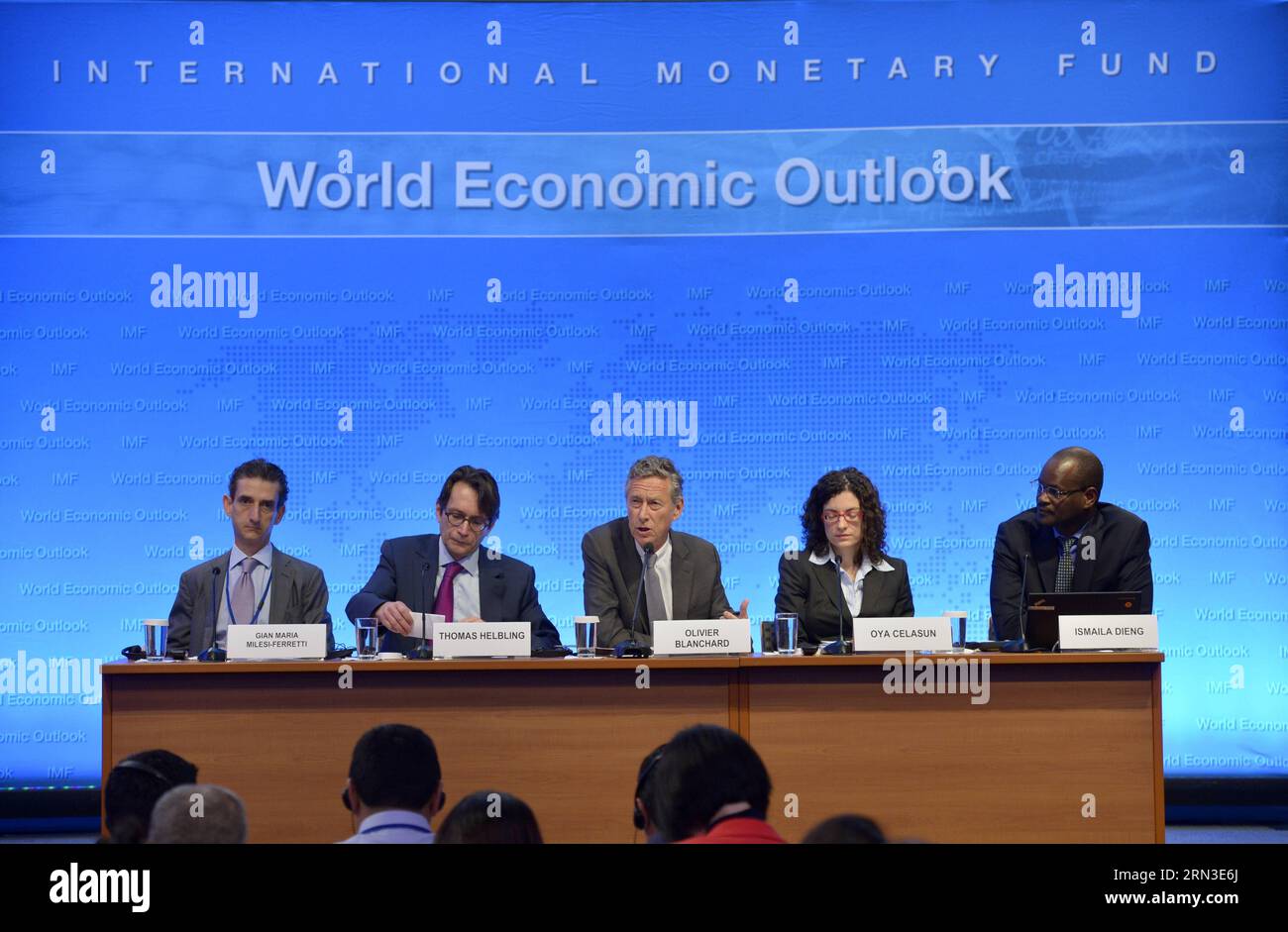 (150414) -- WASHINGTON D.C., le 14 avril 2015 -- Olivier Blanchard (C), économiste en chef du Fonds monétaire international (FMI), prend la parole lors d'un point de presse sur les Perspectives de l'économie mondiale au siège du FMI à Washington D.C., capitale des États-Unis, le 14 avril 2015. Le FMI a déclaré mardi que l'économie mondiale devrait croître de 3,5 pour cent en 2015, au même niveau que les prévisions qu'il a faites en janvier. ) (djj) États-Unis-WASHINGTON D.C. PERSPECTIVES ÉCONOMIQUES MONDIALES YinxBogu PUBLICATIONxNOTxINxCHN Washington D C avril 14 2015 Olivier Blanchard C économiste en chef du Fonds monétaire international le FMI prend la parole Banque D'Images