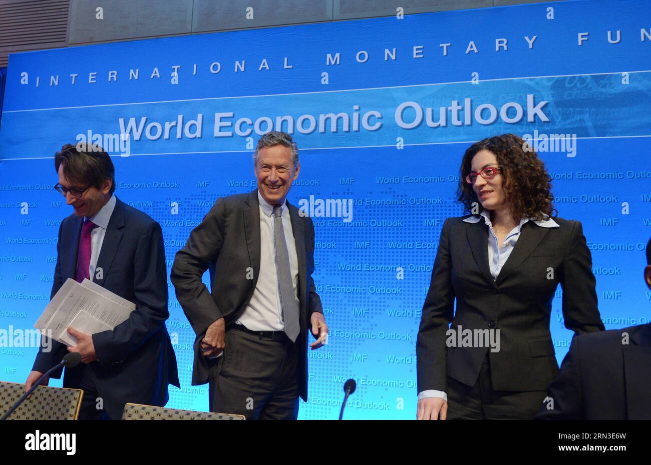 (150414) -- WASHINGTON D.C., le 14 avril 2015 -- Olivier Blanchard (C), économiste en chef du Fonds monétaire international (FMI), assiste à une conférence de presse sur les Perspectives de l'économie mondiale au siège du FMI à Washington D.C., capitale des États-Unis, le 14 avril 2015. Le FMI a déclaré mardi que l'économie mondiale devrait croître de 3,5 pour cent en 2015, au même niveau que les prévisions qu'il a faites en janvier. ) (djj) États-Unis-WASHINGTON D.C. PERSPECTIVES ÉCONOMIQUES MONDIALES YinxBogu PUBLICATIONxNOTxINxCHN Washington D C avril 14 2015 Olivier Blanchard C économiste en chef du Fonds monétaire international le FMI assiste à un pré Banque D'Images