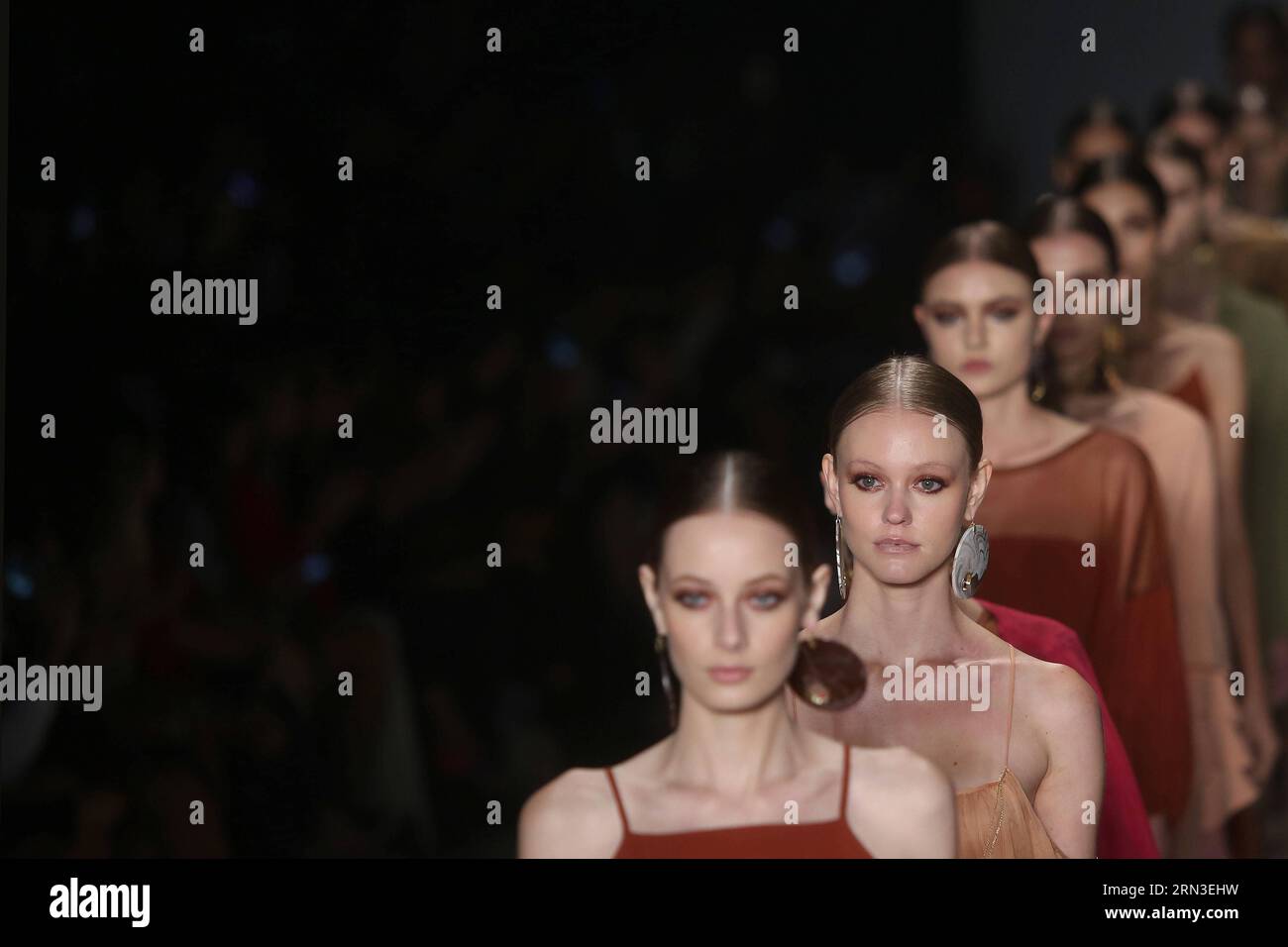 MODE DIVERTISSEMENT Fashion week Sao Paulo - Lilly Sarti Modenschau 150415 SAO PAULO, le 14 avril 2015 les mannequins présentent les créations de la collection été Lilly Sartis durant la Fashion week de Sao Paulo, à Sao Paulo, Brésil, le 14 avril 2015. Rahel Patrasso bxq BRAZILSAO PAULOFASHION WEEK e RahelxPatrasso PUBLICATIONxNOTxINxCHN divertissement Fashion week Sao Paulo Lilly Sarti Fashion show Sao Paulo avril 14 2015 les modèles présentent créations de la collection d'été Lilly Sartis lors de la semaine de la mode Sao Paulo S à Sao Paulo Brésil LE 14 2015 avril Rahel semaine e PUBLICATIONxNOTxINxCHN Banque D'Images