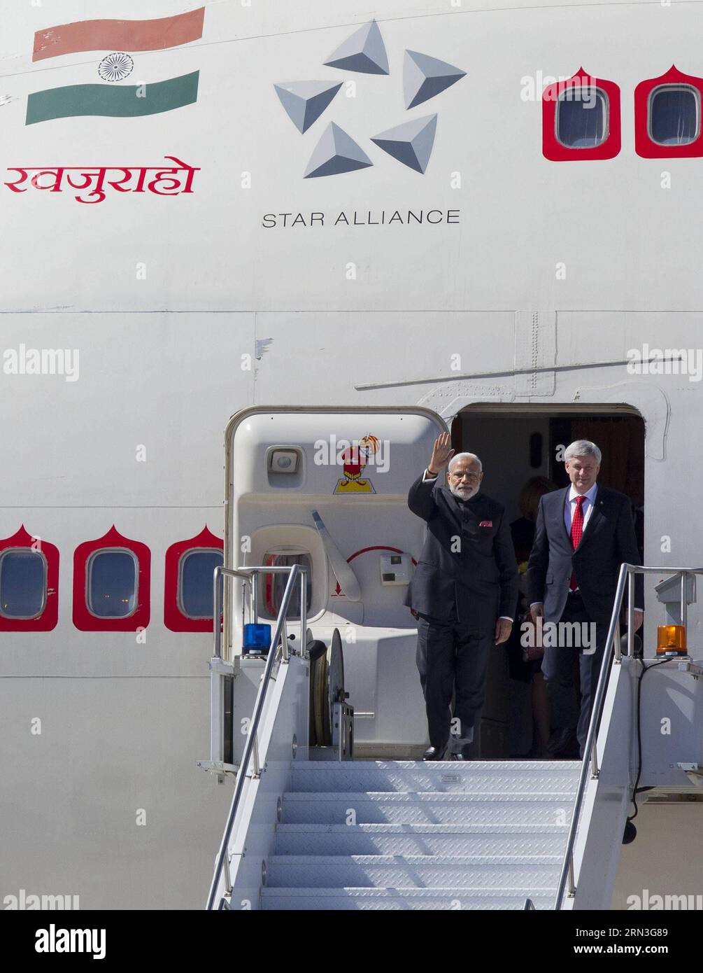 (150415) -- TORONTO, le 15 avril 2015 -- le premier ministre indien Narendra Modi(L) arrive à l'aéroport international Pearson de Toronto avec le premier ministre canadien Stephen Harper(R) à Toronto, Canada, le 15 avril 2015. Le premier ministre indien Narendra Modi est au Canada pour une visite de trois jours à Ottawa, Toronto et Vancouver. ) CANADA-TORONTO-INDIA-MODI-VISIT ZouxZheng PUBLICATIONxNOTxINxCHN Toronto avril 15 2015 les premiers ministres indiens Narendra modes l arrive À Toronto Pearson International avec les premiers ministres canadiens Stephen Harper r à Toronto Canada avril 15 2015 les premiers ministres indiens Narendra Banque D'Images