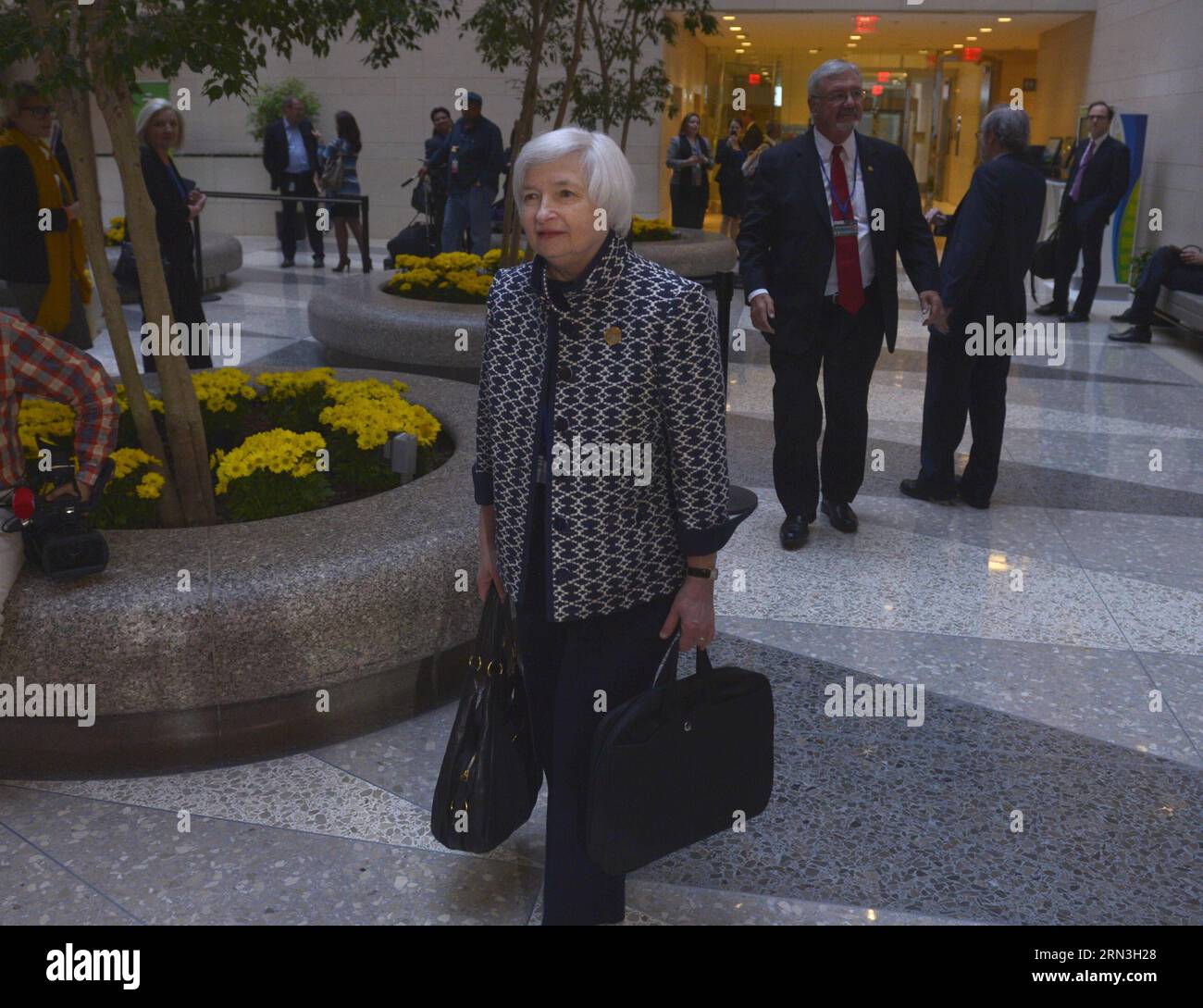 WASHINGTON D.C., le 16 avril 2015 -- Janet Yellen, présidente de la Réserve fédérale, arrive à la réunion des ministres des Finances et des gouverneurs des banques centrales du G20 à Washington D.C., capitale des États-Unis, le 16 avril 2015. ) RÉUNION États-Unis-WASHINGTON D.C.-G20 YinxBogu PUBLICATIONxNOTxINxCHN Washington D C avril 16 2015 la présidente de la Réserve fédérale Janet Yellen arrive pour la réunion du ministre des Finances et des gouverneurs des banques centrales du G20 à Washington D C capitale des États-Unis avril 16 2015 U S Washington D C Réunion du G20 YinxBogu PUBLICATIONxNOTxINxCHN Banque D'Images