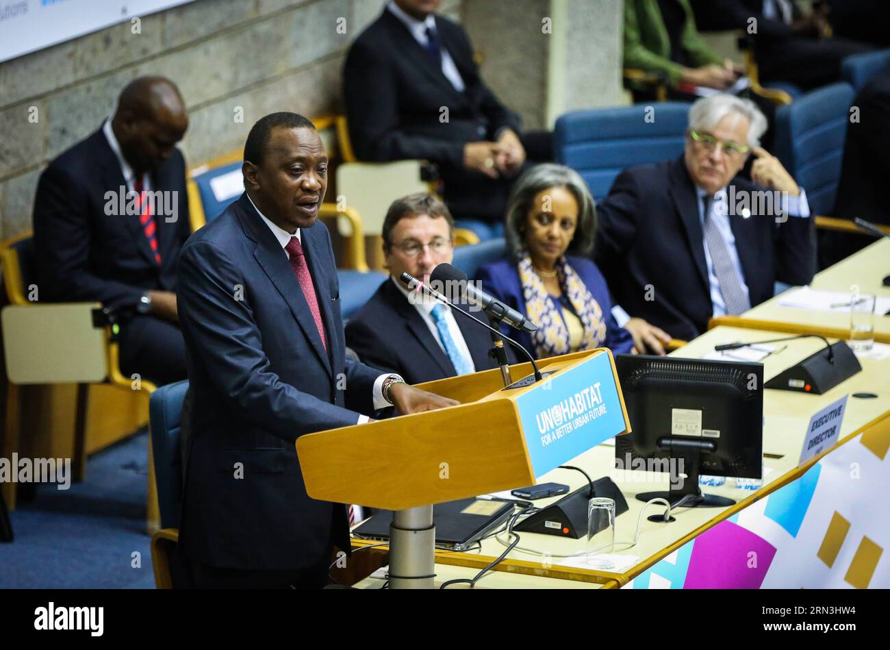 (150418) -- NAIROBI, le 17 avril 2015 -- le Président du Kenya, Uhuru Kenyatta, prononce un discours à la séance d'ouverture de la 25e session du Conseil d'administration d'ONU-Habitat à Nairobi, au Kenya, le 17 avril 2015. Le président kenyan Uhuru Kenyatta a appelé vendredi au renforcement de l'agence des Nations Unies pour le logement (ONU-Habitat) afin qu'elle puisse poursuivre efficacement son mandat de soutien à l'urbanisation durable. KENYA-NAIROBI-un-HABITAT-SESSION PanxSiwei PUBLICATIONxNOTxINxCHN Nairobi avril 17 2015 le Président kenyan Uhuru Kenyatta prononce une allocution à la séance d'ouverture de la 25e session du Conseil d'administration de un Habi Banque D'Images