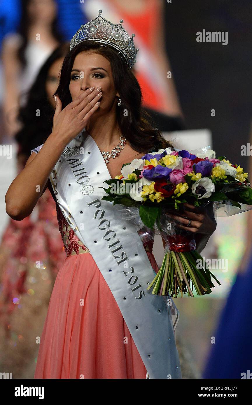 MOSCOU, le 18 avril 2015 -- Sofia Nikitchuk salue le public après avoir remporté le titre au concours Miss Russie 2015 à Moscou, en Russie, le 18 avril 2015. Miss Russie 2015 a annoncé son gagnant à la Barvikha concert Hall de Moscou samedi. Sofia Nikitchuk remporte le titre. )(bxq) RUSSIA-MOSCOW-MISS RUSSIA 2015 PavelxBednyakov PUBLICATIONxNOTxINxCHN Moscou avril 18 2015 Sofia Nikitchuk salue le public après avoir remporté le titre dans le concours Miss Russia 2015 à Moscou Russie LE 18 2015 avril Miss Russia 2015 a annoncé son gagnant À Moscow S Barvikha concert Hall LE samedi Sofia Nikitchuk Banque D'Images