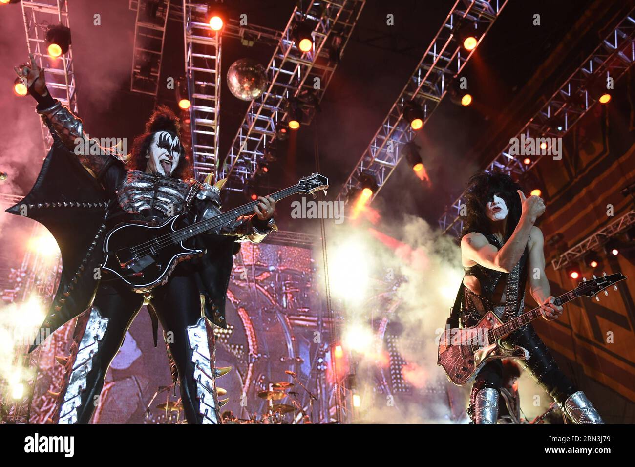 MONTEVIDEO, le 18 avril 2015 -- Gene Simmons (L) et Paul Stanley du groupe américain Kiss se produisent lors d'un concert de la tournée 40th Anniversary au stade Gran Parque Central, à Montevideo, capitale de l'Uruguay, le 18 avril 2015.) (Dzl) URUGUAY-MONTEVIDEO-CONCERT-KISS NICOLASxCELAYA PUBLICATIONxNOTxINxCHN Montevideo avril 18 2015 Genes Simmons l et Paul Stanley de l'U S Tie Kiss se produisent lors d'un concert du 40e anniversaire de la tournée dans le Gran Parque Central Stage à Montevideo capitale de l'Uruguay LE 18 2015 avril dzl Uruguay Montevideo concert Kiss NicolasxCelaya PUBLICATIONxNOTxINxCHN Banque D'Images