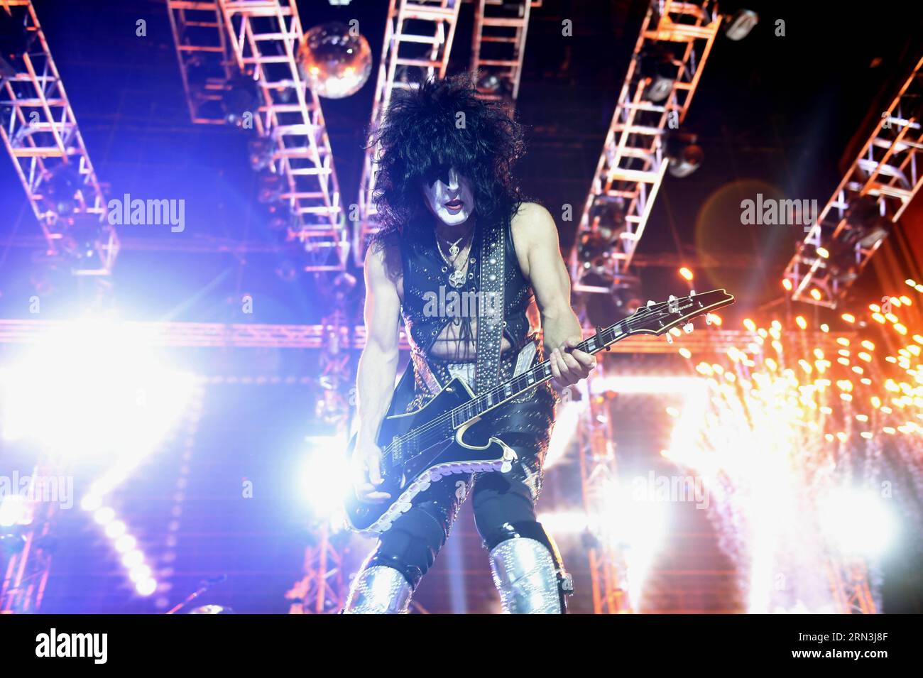 MONTEVIDEO, le 18 avril 2015 -- Paul Stanley du groupe américain Kiss joue de la guitare lors d'un concert de la tournée 40e anniversaire au Gran Parque Central Stadium, à Montevideo, capitale de l'Uruguay, le 18 avril 2015.) (Dzl) URUGUAY-MONTEVIDEO-CONCERT-KISS NICOLASxCELAYA PUBLICATIONxNOTxINxCHN Montevideo avril 18 2015 Paul Stanley de l'U S Tie Kiss JOUE de la guitare lors d'un concert du 40e anniversaire de la tournée dans la scène centrale Gran Parque à Montevideo capitale de l'Uruguay LE 18 2015 avril dzl Uruguay Montevideo concert Kiss NicolasxCelaya PUBLICATIONxNOTxINxCHN Banque D'Images