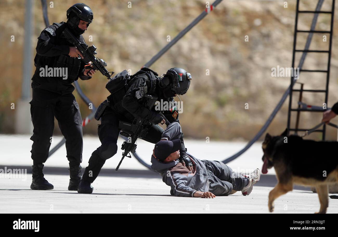 (150419) -- AMMAN, le 19 avril 2015 -- des concurrents jordaniens participent à la septième compétition annuelle de guerriers au Centre de formation aux opérations spéciales Roi Abdullah II à Amman, Jordanie, le 19 avril 2015.) JORDAN-AMMAN-WARRIOR COMPETITION MohammadxAbuxGhosh PUBLICATIONxNOTxINxCHN Amman avril 19 2015 des concurrents jordaniens participent à la septième compétition annuelle de guerriers AU Centre de formation aux opérations spéciales du Roi Abdullah II à Amman Jordanie avril 19 2015 Jordan Amman Warrior Competition PUBLICATIONxNOTxINxCHN Banque D'Images