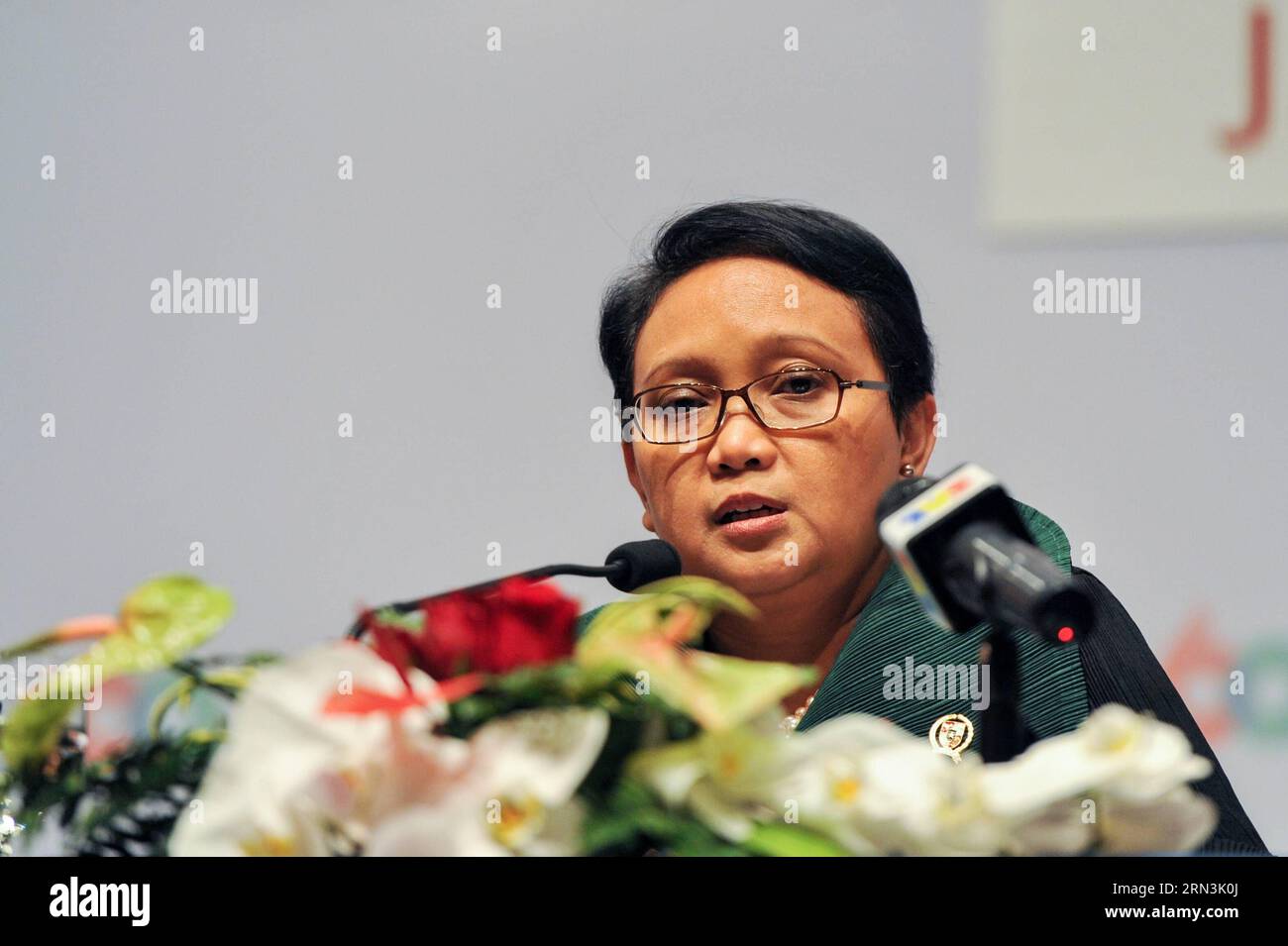 (150420) -- JAKARTA, le 20 avril 2015 -- le ministre indonésien des Affaires étrangères, Retno Marsudi, prononce un discours lors de la conférence de presse de la réunion ministérielle Asie-Afrique à Jakarta, Indonésie, le 20 avril 2015. Les ministres des pays d'Asie et d'Afrique se sont réunis ici lundi, promettant de mettre en œuvre l'esprit de Bandung, qui met l'accent sur la coopération Sud-Sud. (Zjy) INDONÉSIE-JAKARTA-RÉUNION MINISTÉRIELLE ASIE-AFRIQUE-CONFÉRENCE DE PRESSE VerixSanovri PUBLICATIONxNOTxINxCHN Jakarta avril 20 2015 les ministres indonésiens des Affaires étrangères prononceront un discours lors de la conférence de presse du Ministère Asie-Afrique Banque D'Images