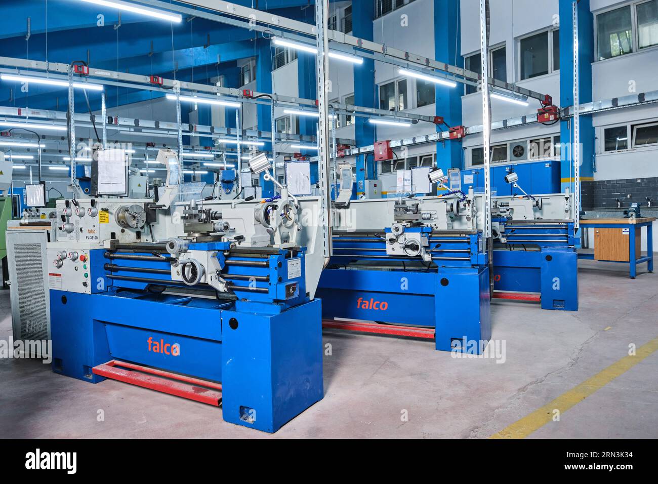 beaucoup de machines industrielles identiques dans une rangée dans une usine. équipement d'une usine/atelier. machines d'usine high-tech. atelier automatisé Banque D'Images