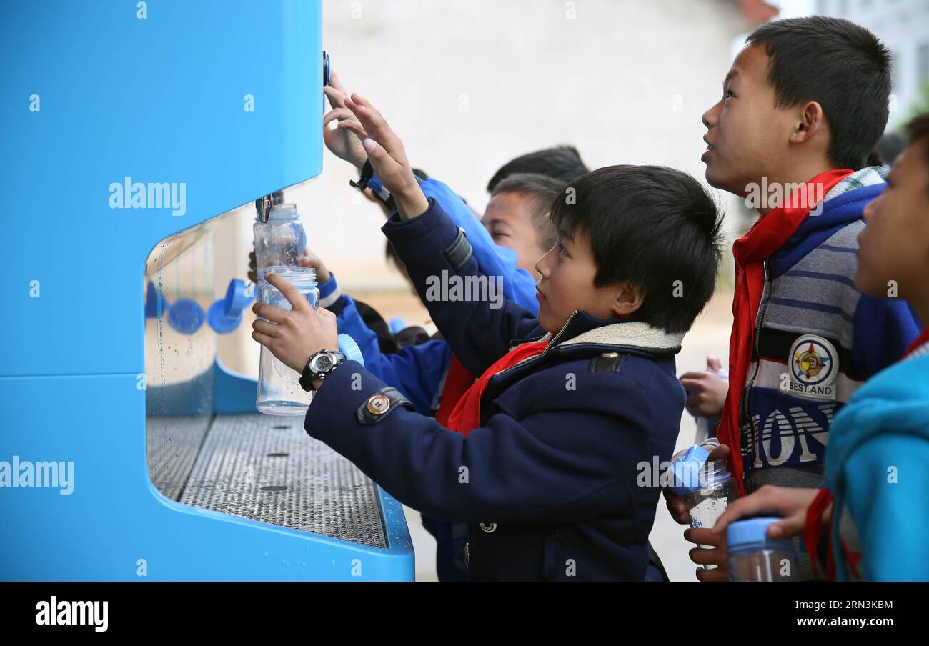 (150421) -- CHANGSHA, 20 avril 2015 -- les élèves reçoivent de l'eau d'un équipement de purification d'eau nouvellement installé à l'école primaire de Zhifeng à Miluo, dans la province du Hunan, au centre de la Chine, le 20 avril 2015. Un projet commun de purification de l ' eau, qui vise à résoudre les difficultés de consommation d ' eau dans les écoles rurales de Chine, a fourni plus de 300 équipements de purification de l ' eau à 283 écoles depuis 2012. (MCG) CHINA-HUNAN-MILUO-SCHOOL-WATER PURIFICATION PROJECT (CN) LixGa PUBLICATIONxNOTxINxCHN Changsha avril 20 2015 les élèves reçoivent de l'eau d'un équipement de purification d'eau nouvellement installé À L'école primaire i Banque D'Images