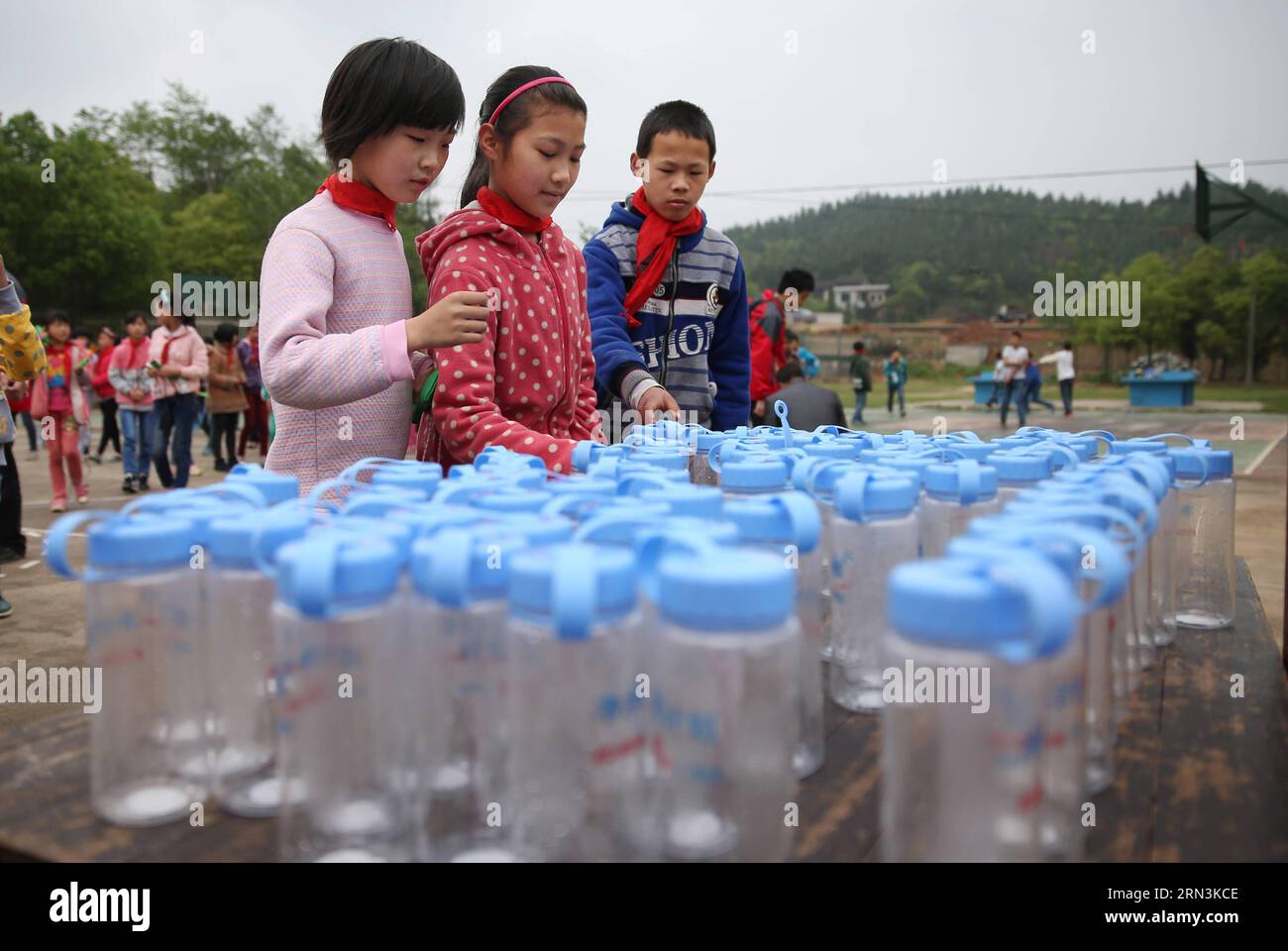 (150421) -- CHANGSHA, 20 avril 2015 -- les élèves reçoivent des tasses gratuites à l'école primaire de Zhifeng à Miluo, dans la province du Hunan au centre de la Chine, le 20 avril 2015. Un projet commun de purification de l ' eau, qui vise à résoudre les difficultés de consommation d ' eau dans les écoles rurales de Chine, a fourni plus de 300 équipements de purification de l ' eau à 283 écoles depuis 2012. (MCG) CHINA-HUNAN-MILUO-SCHOOL-WATER PURIFICATION PROJECT (CN) LixGa PUBLICATIONxNOTxINxCHN Changsha avril 20 2015 les élèves reçoivent des coupes gratuites À l'école primaire de Miluo Central China S Hunan province avril 20 2015 un projet commun de purification de l'eau Banque D'Images