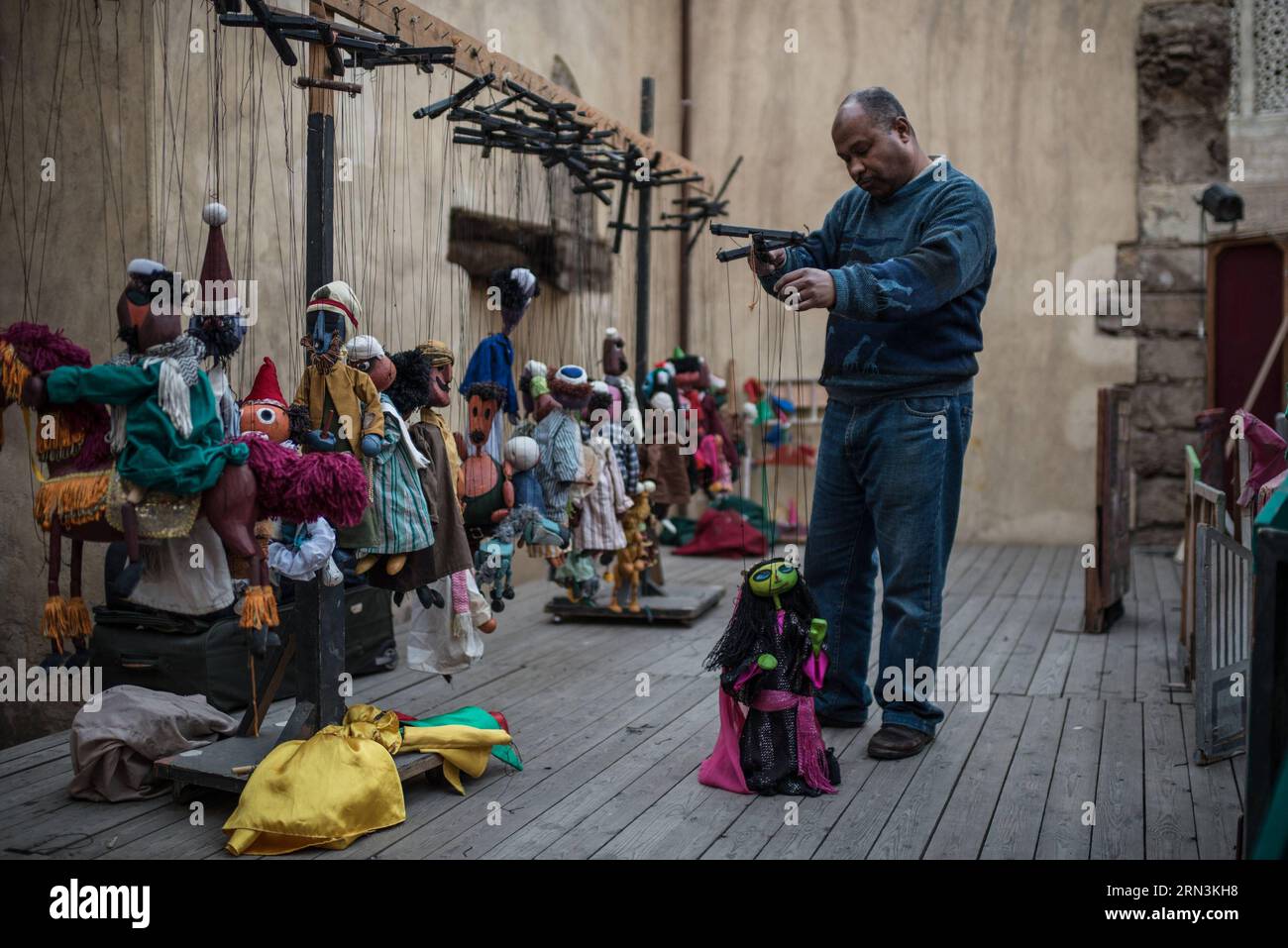 (150421) -- LE CAIRE, 21 avril 2015 -- Khaled Essa, un marionnette de 46 ans, organise une marionnette à cordes dans les coulisses avant un spectacle en plein air pour la Journée du patrimoine mondial dans la vieille ville du Caire, en Égypte, le 18 avril 2015. La marionnette a une longue histoire en Egypte, qui pourrait être datée de l'époque pharaonique. Les Égyptiens ont commencé à fabriquer des poupées Marionette pour le divertissement dans les années 1960, quand ils ont créé le Théâtre national de marionnettes dans la capitale le Caire. En raison des troubles sociaux, les divertissements semblent rares et précieux pour le peuple égyptien. Pendant ce temps, la disparition de l'industrie de la marionnette est défiée par la masse Banque D'Images