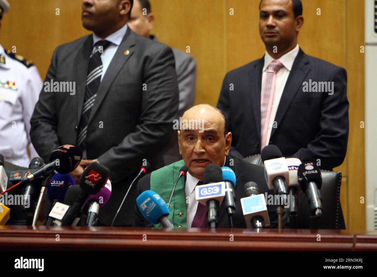 (150421) -- LE CAIRE, 21 avril 2015 -- le juge Ahmed Sabry s'adresse aux médias lors du procès du président égyptien déchu Mohamed Morsi au Caire, en Égypte, le 21 avril 2015. Un tribunal égyptien a condamné mardi l'ancien président islamiste Mohammed Morsi à 20 ans de prison pour le meurtre de manifestants en 2012. ÉGYPTE-LE CAIRE-POLITICS-TRIAL-MORSI AhmedxGomaa PUBLICATIONxNOTxINxCHN le Caire avril 21 2015 le juge Ahmed s'adresse aux médias lors du procès du président égyptien déchu Mohamed Morsi au Caire Égypte LE 21 2015 avril devant la Cour égyptienne a condamné mardi l'ancien président islamiste Mohammed Mors Banque D'Images
