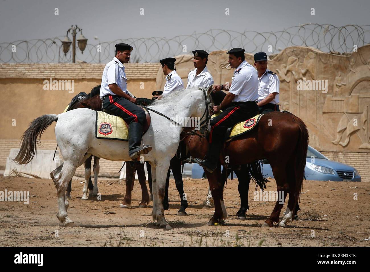 (150421) -- LE CAIRE, le 21 avril 2015 -- la police égyptienne garde l'académie de police où se déroule le procès Morsi au Caire, en Égypte, le 21 avril 2015. Un tribunal égyptien a condamné mardi l'ancien président islamiste Mohammed Morsi à 20 ans de prison pour le meurtre de manifestants en 2012. EGYPT-MORSI-VERDICT CuixXinyu PUBLICATIONxNOTxINxCHN le Caire avril 21 2015 Garde de police égyptienne l'Académie de police où se déroule le procès Morsi au Caire Egypte avril 21 2015 au tribunal égyptien a condamné mardi l'ancien président islamiste Mohammed Morsi à 20 ans de prison pour le meurtre de manifestants Banque D'Images