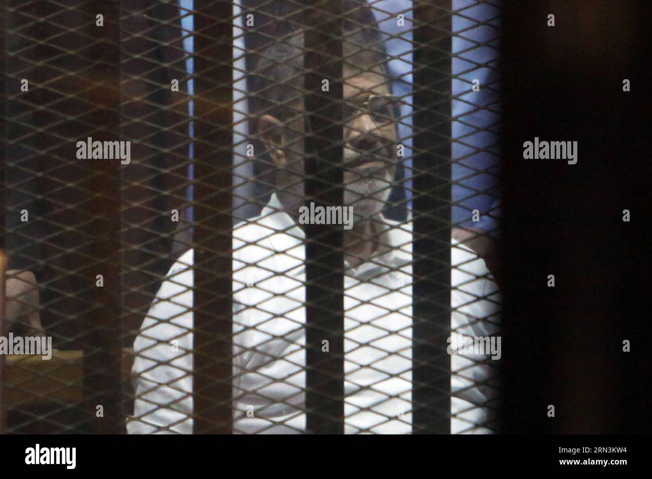 (150421) -- LE CAIRE, 21 avril 2015 -- le président égyptien déchu Mohamed Morsi est assis dans la cage des accusés devant un tribunal du Caire, en Égypte, le 21 avril 2015. Un tribunal égyptien a condamné mardi l'ancien président islamiste Mohammed Morsi à 20 ans de prison pour le meurtre de manifestants en 2012. EGYPTE-CAIRO-POLITICS-TRIAL-MORSI AhmedxGomaa PUBLICATIONxNOTxINxCHN le Caire avril 21 2015 Egypte S Président déchu Mohamed Morsi siège À l'intérieur de la cage des accusés DANS un tribunal du Caire Egypte LE 21 2015 avril à la Cour égyptienne a condamné mardi l'ancien président islamiste Mohammed Morsi à 20 ans de prison Banque D'Images