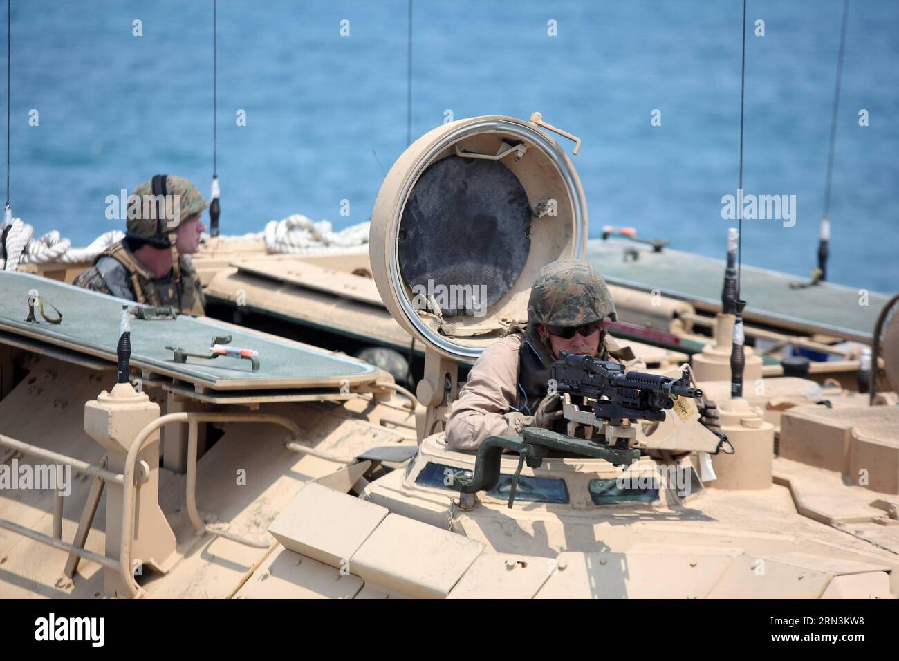 (150421) -- PROVINCE DE ZAMBALES, 21 avril 2015 -- des soldats participent à l'entraînement aux assauts amphibies dans le cadre des exercices militaires États-Unis-Philippines au Commandement de l'éducation et de la formation navales de la marine philippine dans la province de Zambales, Philippines, le 21 avril 2015. Les exercices Shoulder to Shoulder (nom local : Balikatan) commencent dans cinq provinces des Philippines le 20 avril, impliquant 11 500 militaires philippins et américains. PHILIPPINES-PROVINCE DE ZAMBALES-EXERCICES MILITAIRES RouellexUmali PUBLICATIONxNOTxINxCHN province de Zambales avril 21 2015 soldats partici Banque D'Images