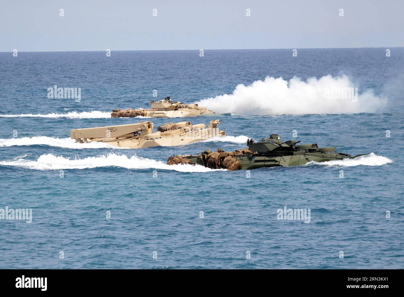 (150421) -- PROVINCE DE ZAMBALES, 21 avril 2015 -- des soldats des Marines des États-Unis et des Forces armées des Philippines (AFP) participent à la formation d'assaut amphibie dans le cadre des exercices militaires États-Unis-Philippines au Commandement de l'éducation et de la formation navales de la marine philippine dans la province de Zambales, aux Philippines, le 21 avril 2015. Les exercices Shoulder to Shoulder (nom local : Balikatan) commencent dans cinq provinces des Philippines le 20 avril, impliquant 11 500 militaires philippins et américains. PHILIPPINES-PROVINCE DE ZAMBALES-EXERCICES MILITAIRES ROUELLEXUMALI PUBLICATION Banque D'Images