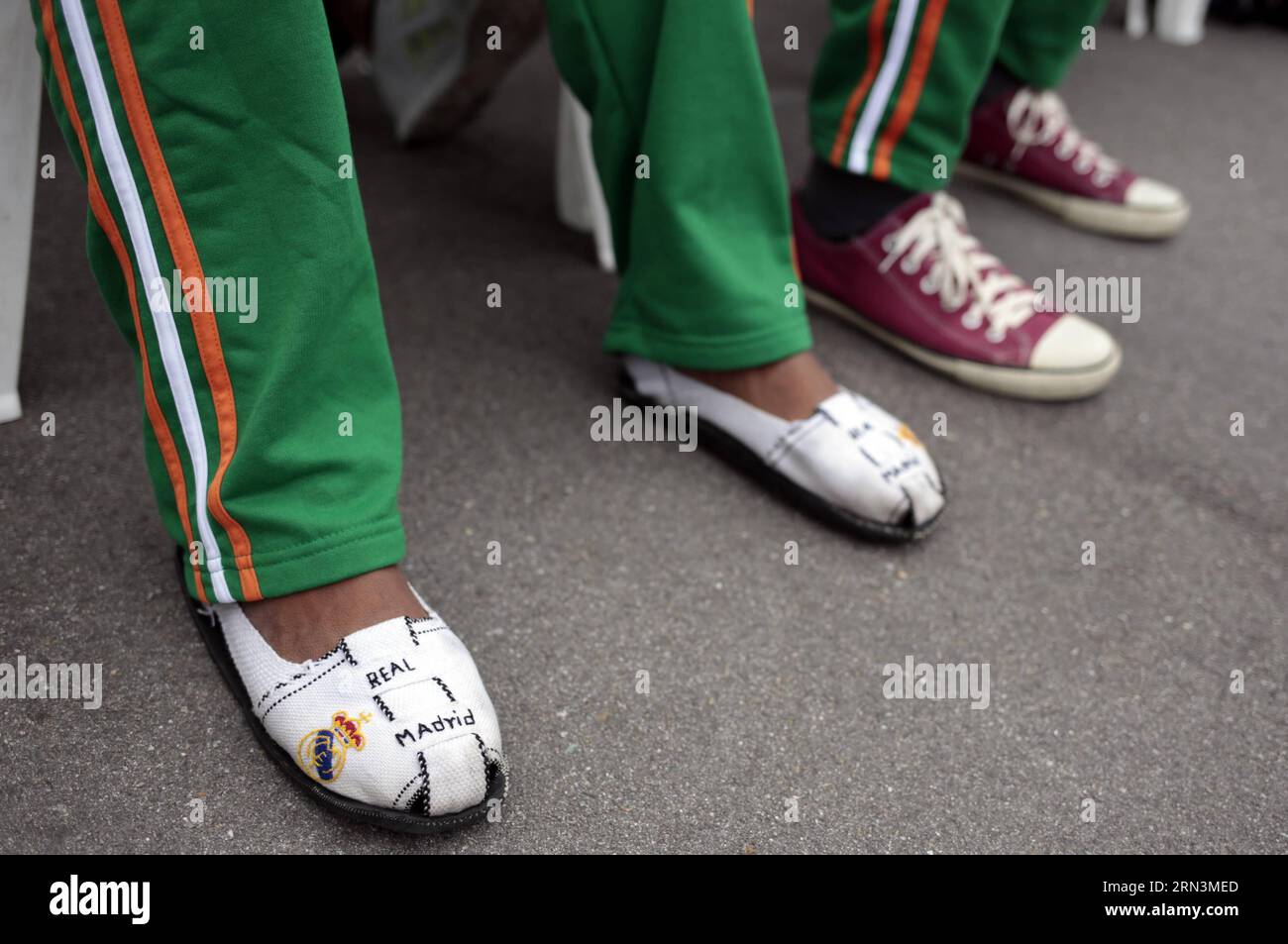 (150422) -- BOGOTA, 22 avril 2015 -- une personne porte des pantoufles avec la légende du Real Madrid lors d'une conférence de presse de l'ancien joueur de football Carlos Valderrama sur la première équipe indigène de football de Colombie, à Bogota, Colombie, le 21 avril 2015. Selon la presse locale, Carlos Valderrama sera l'entraîneur-chef des 22 joueurs de football indigènes qui représenteront la Colombie à la coupe d'Amérique Abya Yala au Chili le 2015 juin. Juan ) (da)(xyf) CRÉDIT OBLIGATOIRE AUCUNE VENTE-AUCUNE ARCHIVE USAGE ÉDITORIAL ONLY COLOMBIA OUT (SP)COLOMBIA-BOGOTA-SOCCER-VALDERRAMA Paez/Colprensa PUBLICATIONxNOTxINxCHN B. Banque D'Images