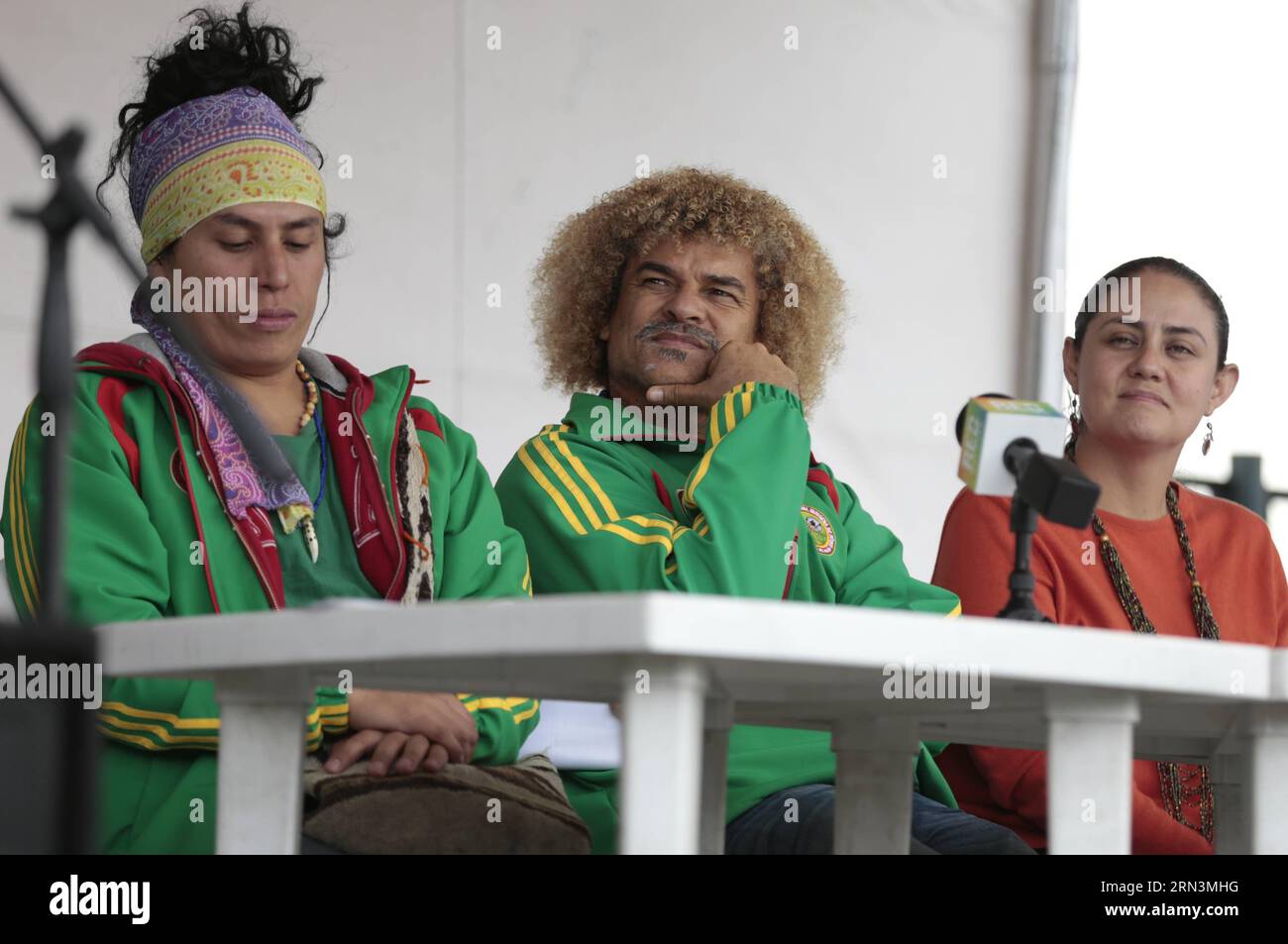 (150422) -- BOGOTA, le 22 avril 2015 -- l'ancien footballeur Carlos Valderrama (C), participe à une conférence de presse sur la première équipe autochtone de football de Colombie, à Bogota, Colombie, le 21 avril 2015. Selon la presse locale, Carlos Valderrama sera l'entraîneur-chef des 22 joueurs de football indigènes qui représenteront la Colombie à la coupe d'Amérique Abya Yala au Chili le 2015 juin. Juan ) (da)(xyf) CRÉDIT OBLIGATOIRE AUCUNE VENTE-AUCUNE ARCHIVE USAGE ÉDITORIAL ONLY COLOMBIA OUT (SP)COLOMBIA-BOGOTA-SOCCER-VALDERRAMA Paez/Colprensa PUBLICATIONxNOTxINxCHN Bogota avril 22 2015 ancien joueur de football ca Banque D'Images